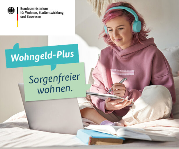 Studentin sitzt mit Kopfhörern am Laptop