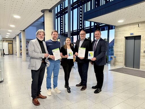 Im Bild (v.l.n.r.): Norbert Schikora, zweiter Bürgermeister Stadt Oberasbach, Jürgen Wust, Wirtschaftsprüfer und Steuerberater, Katharina Máté, Marketing Prüfrex GmbH, Mark Ryan, Geschäftsführer Prüfrex GmbH und Landrat Bernd Obst.