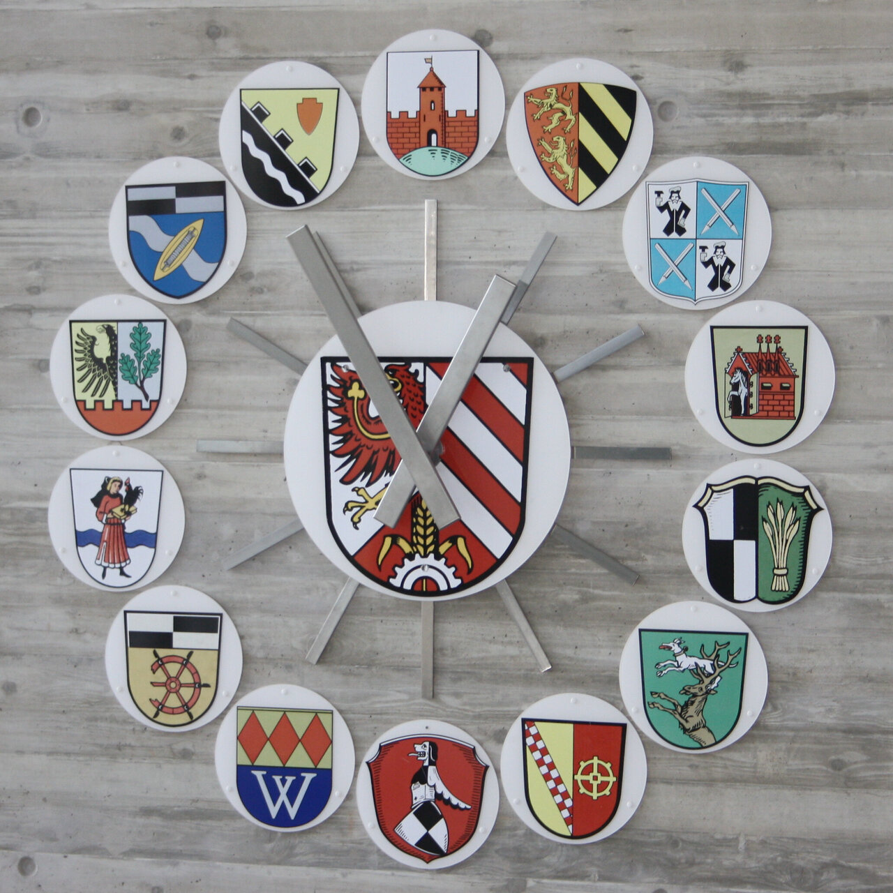 Das Bild zeigt die Landkreis Uhr, bei welcher anstelle der Zahlen die 14 Gemeinden des Landkreises Fürth zu sehen sind. 