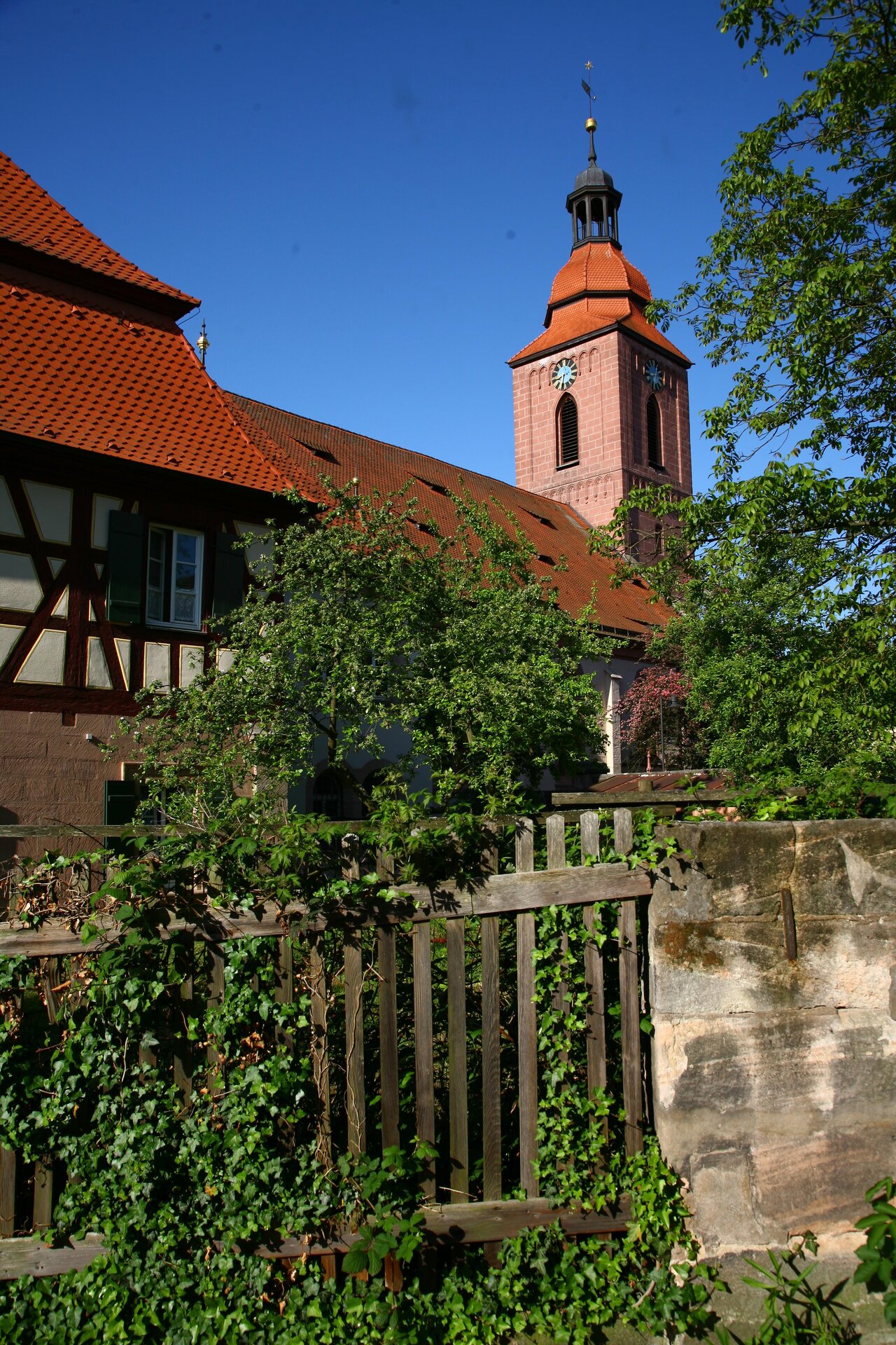 Das Bild zeigt die St.Rochus Kirche in Roßtal.