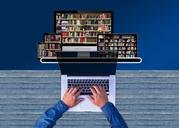 Foto Laptop vor Medienregal