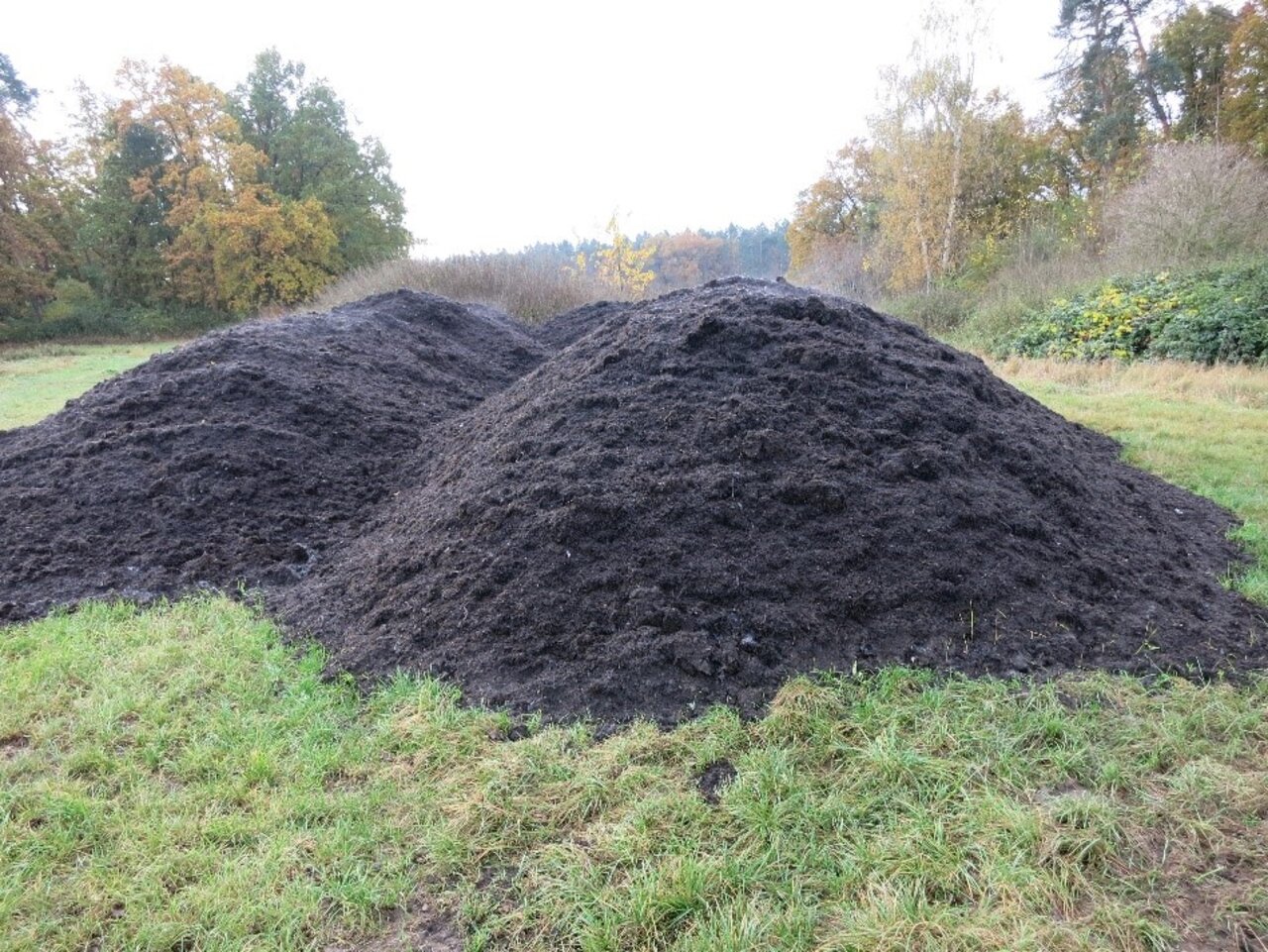 Foto von zwei Erdhügeln.