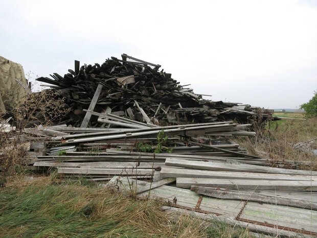 Foto eines Berges von Holzbrettern.