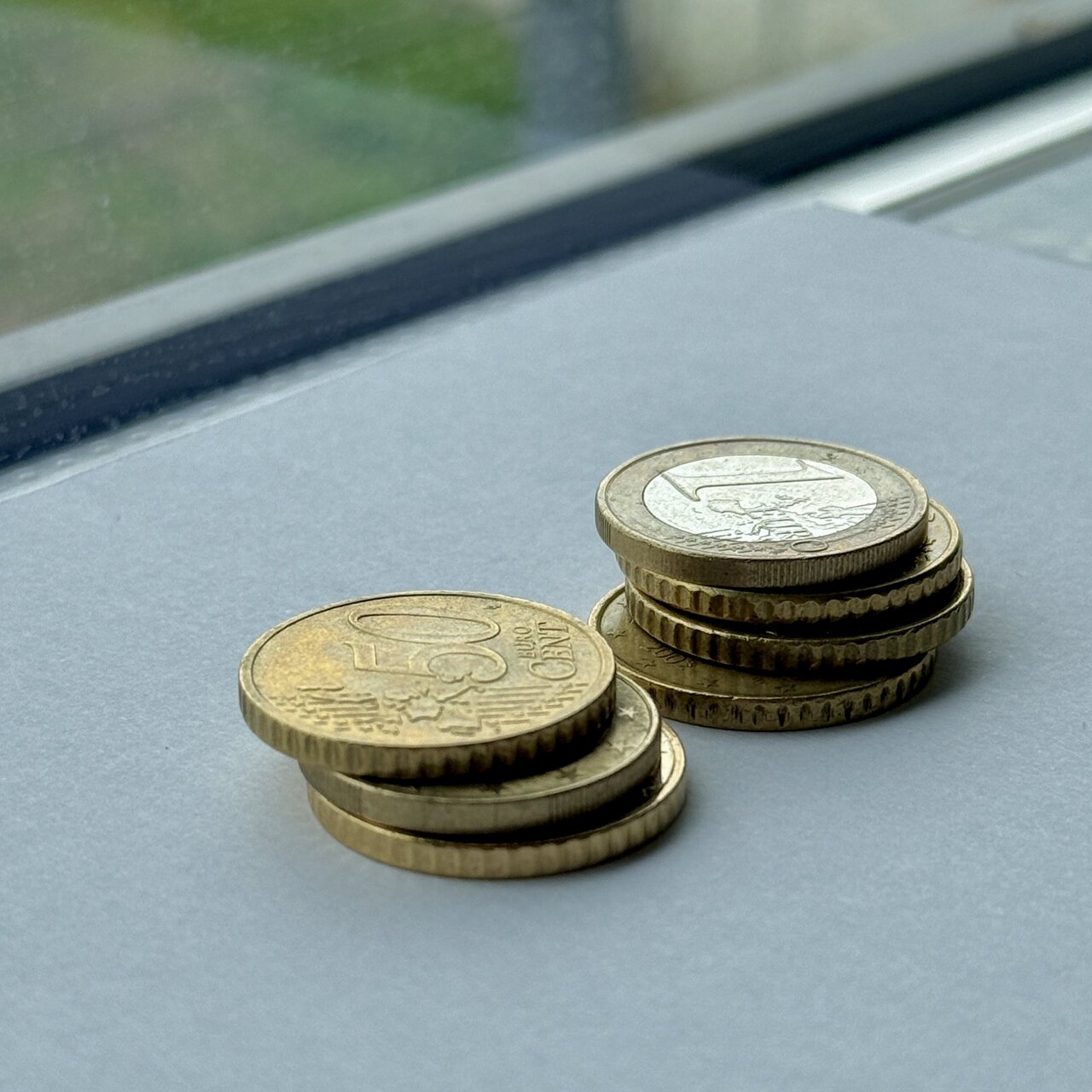 Zwei Stapel Münzen auf einem Tisch als Symbol für Unterhalt 