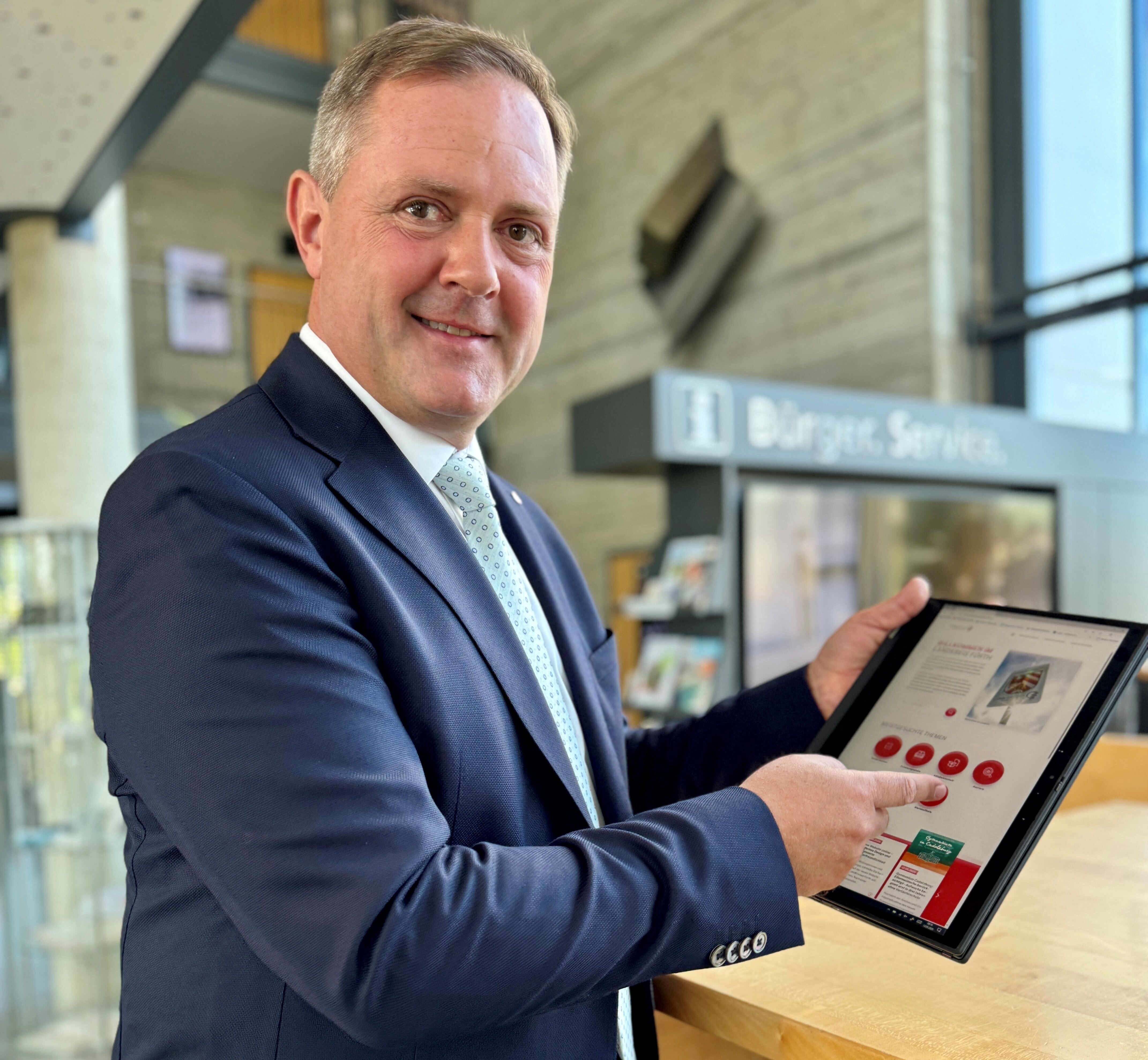 Landrat Bernd Obst präsentiert die neue Homepage.