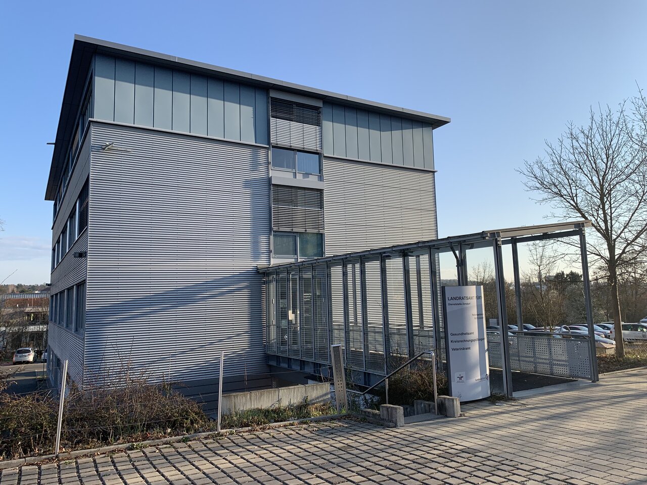 Es ist das Gebäude des Gesundheitsamts Fürth zu sehen.