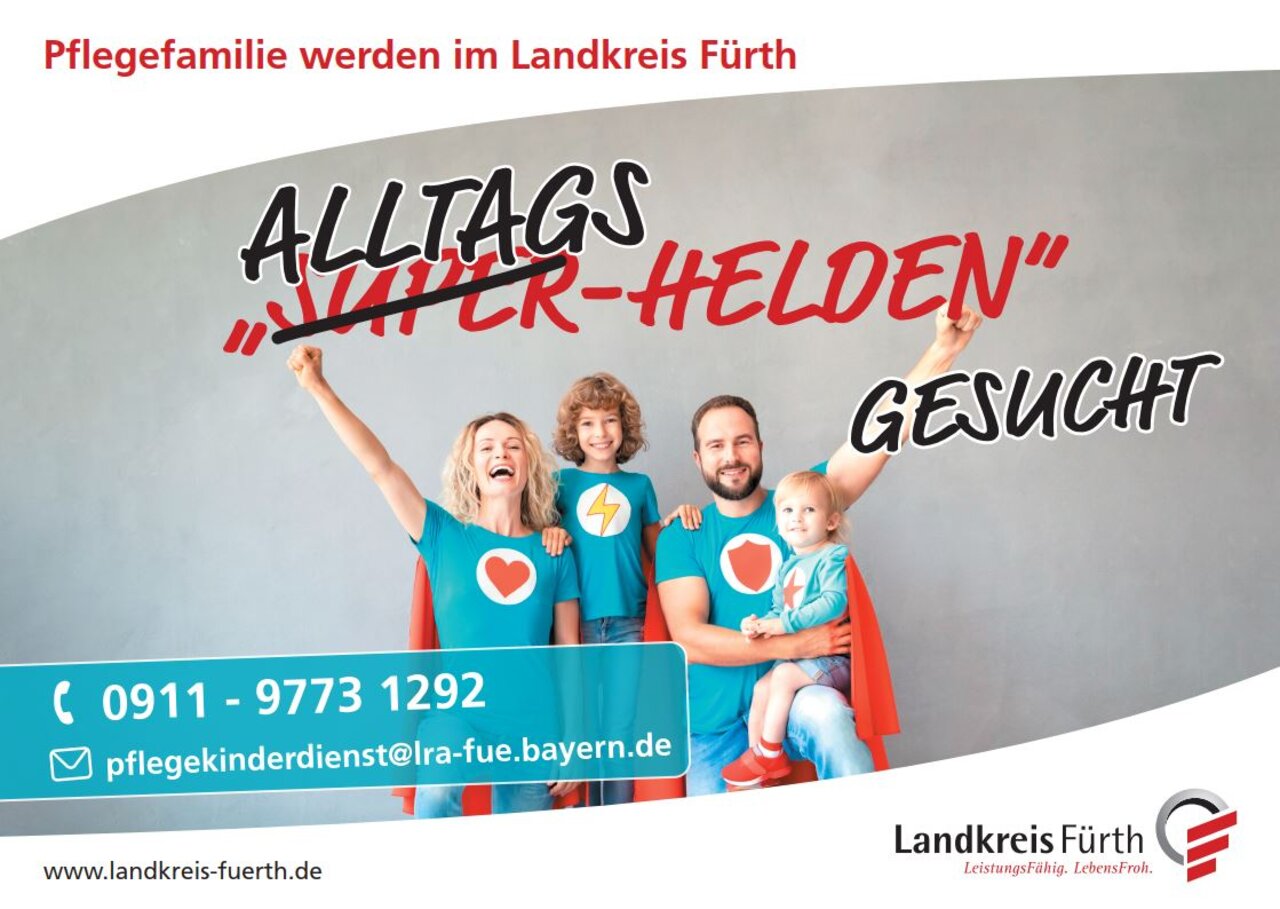Eine lachende vierköpfige Familie, eine Mutter und ein Vater mit zwei Kindern, alle haben ein farbiges T-Shirt mit einem Symbol auf der Brust und einen Umhang an. 