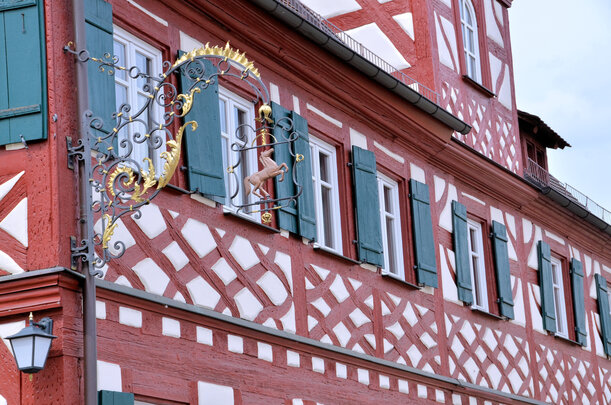 Das Bild zeigt eine Detailaufnahme eines Fachwerkhauses in der Gemeinde Großhabersdorf. 