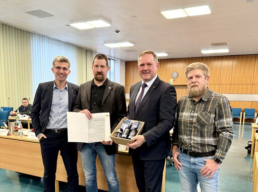 Im Bild (v.l.n.r.): Markus Sommerhäuser, Abteilungsleitung Bau- und Umweltangelegenheiten Landratsamt Fürth, Alexander Meier, ehrenamtlicher Biberberater im Landkreis Fürth, Landrat Bernd Obst und Stefan Koch, Naturschutz- und Artenschutzrecht Landratsamt Fürth