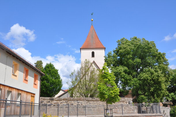 Das Bild zeigt eine Kirche in Obermichelbach.