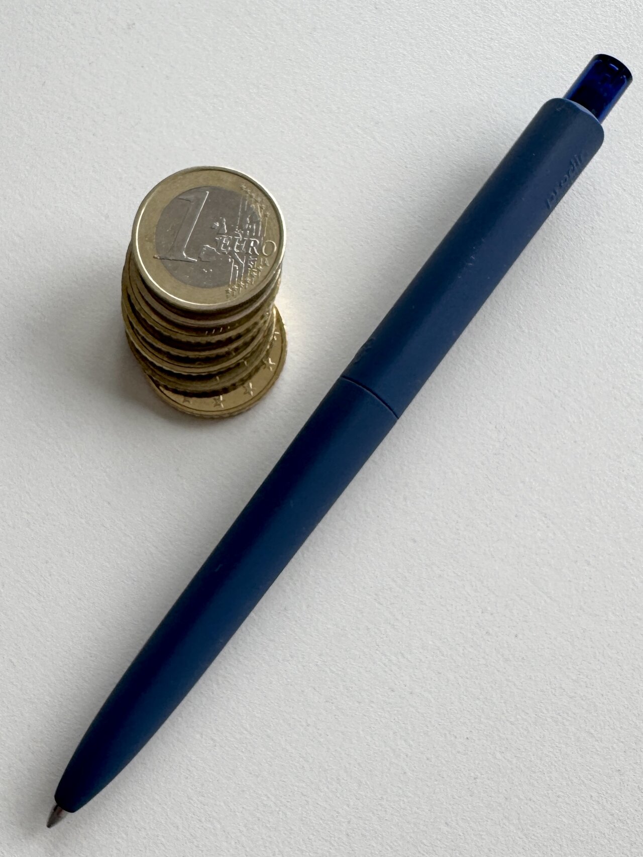 Münzen und ein Stift um die Finanzierung und Verwaltung der Jugendhilfeleistungen darzustellen