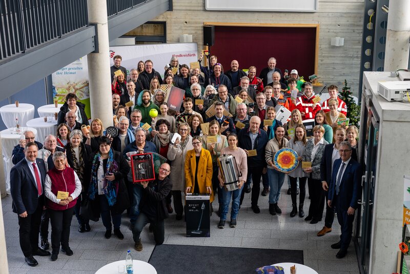 Gruppenbild mit den Geschenken: Etliche Vertreter der 58 Vereine, die bei der LEADER Wunschzettelaktion berücksichtigt wurden, kamen persönlich ins Landratsamt, um ihr Geschenk entgegenzunehmen.