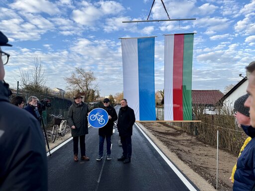 Andreas Eisgruber, Staatliches Bauamt Nürnberg (li.) und Landrat Bernd Obst (re.) übergaben das fertiggestellte Teilstück des Radweges an Zirndorfs Bürgermeister Thomas Zwingel. 