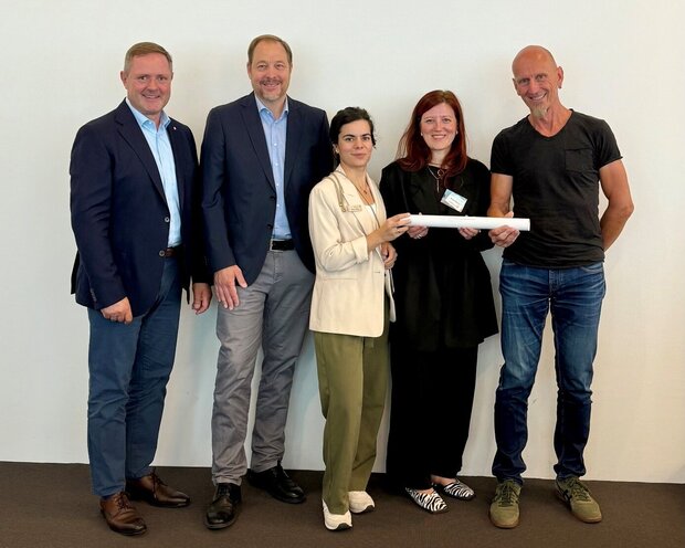 Fünf Personen, darunter der neue Vorstand der PSAG Erlangen-Fürth sowie die Landräte bei der symbolischen Übergabe der Geschäftsführung