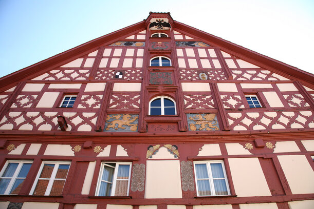 Das Bild zeigt das das Fachwerkhaus der Ammerndorfer Mühle aus der Froschperspektive.