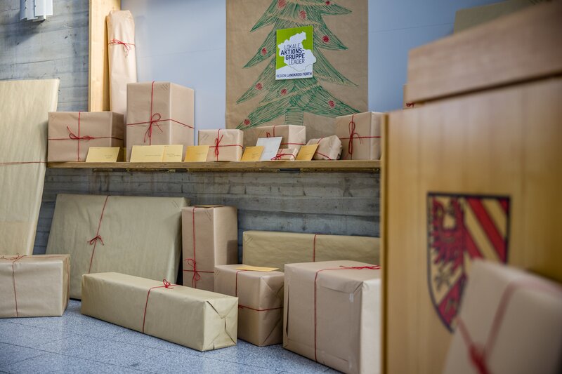 Viele Geschenke stehen zur Abholung bereit.
