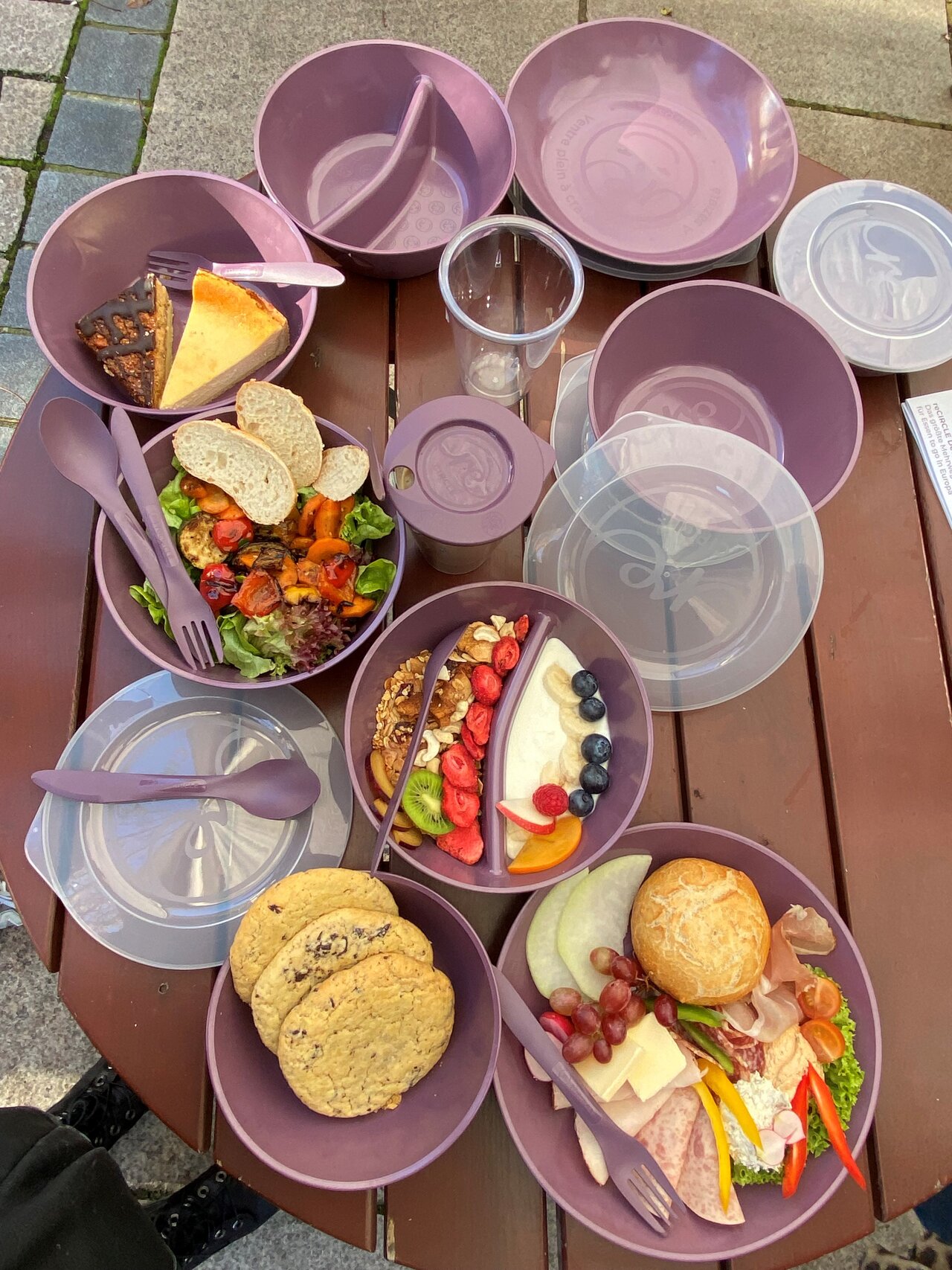 Bild von verschiedenen Gerichten und Lebensmitteln in Tupperware.