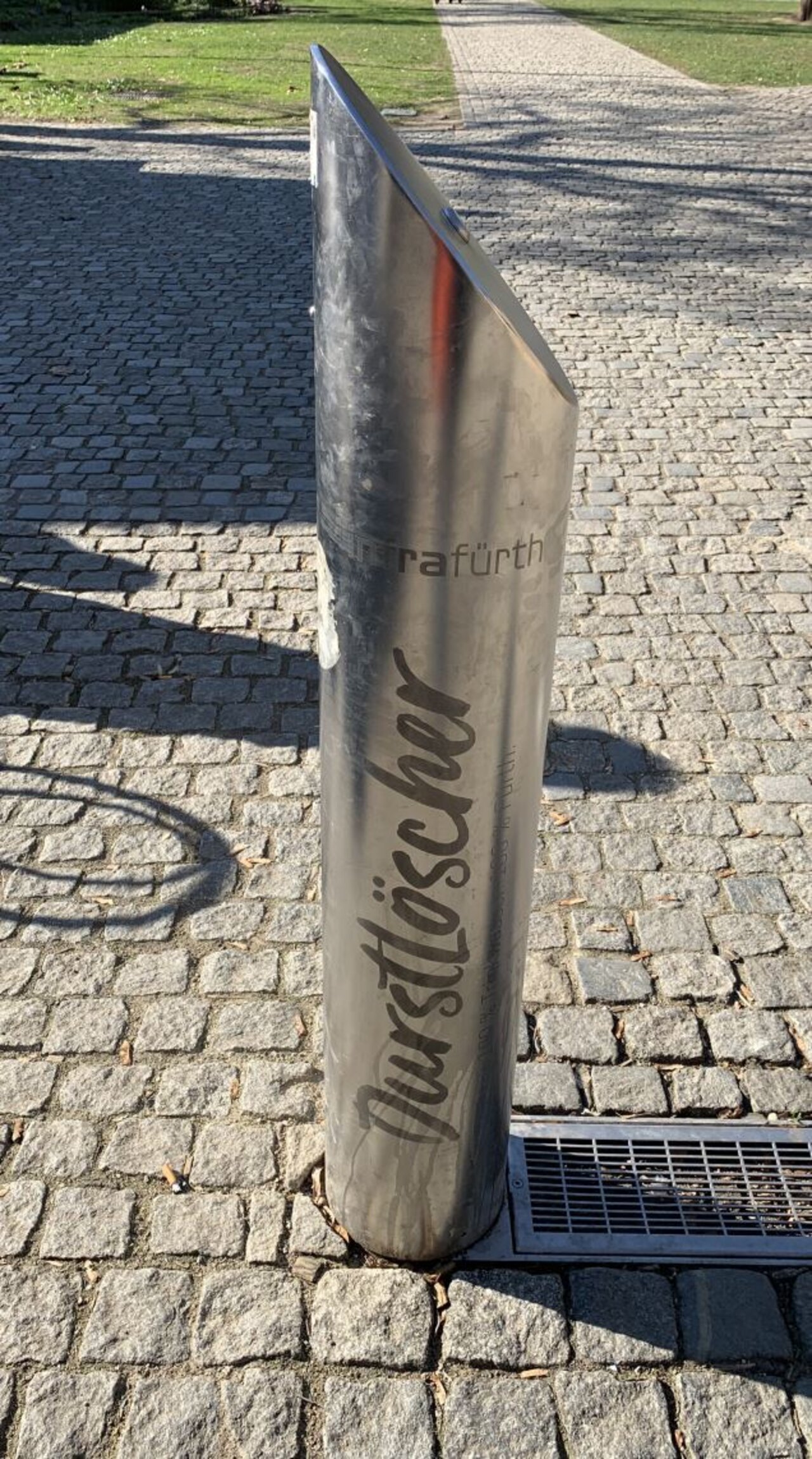 Es ist ein Trinkwasserspender mit der Aufschrift "Durstlöscher" zu sehen.