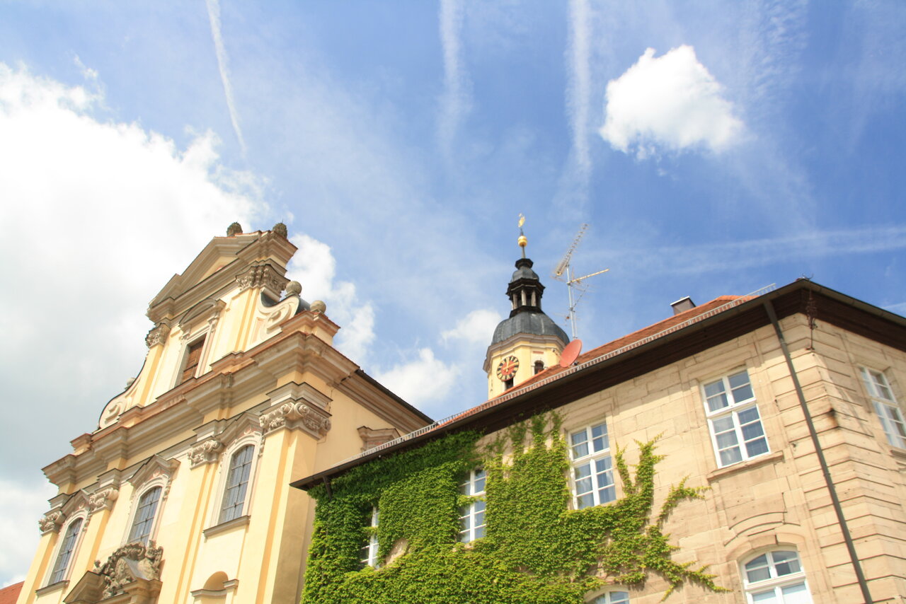 Das Bild zeigt das Schloss Faber Castell aus der Froschperspektive.