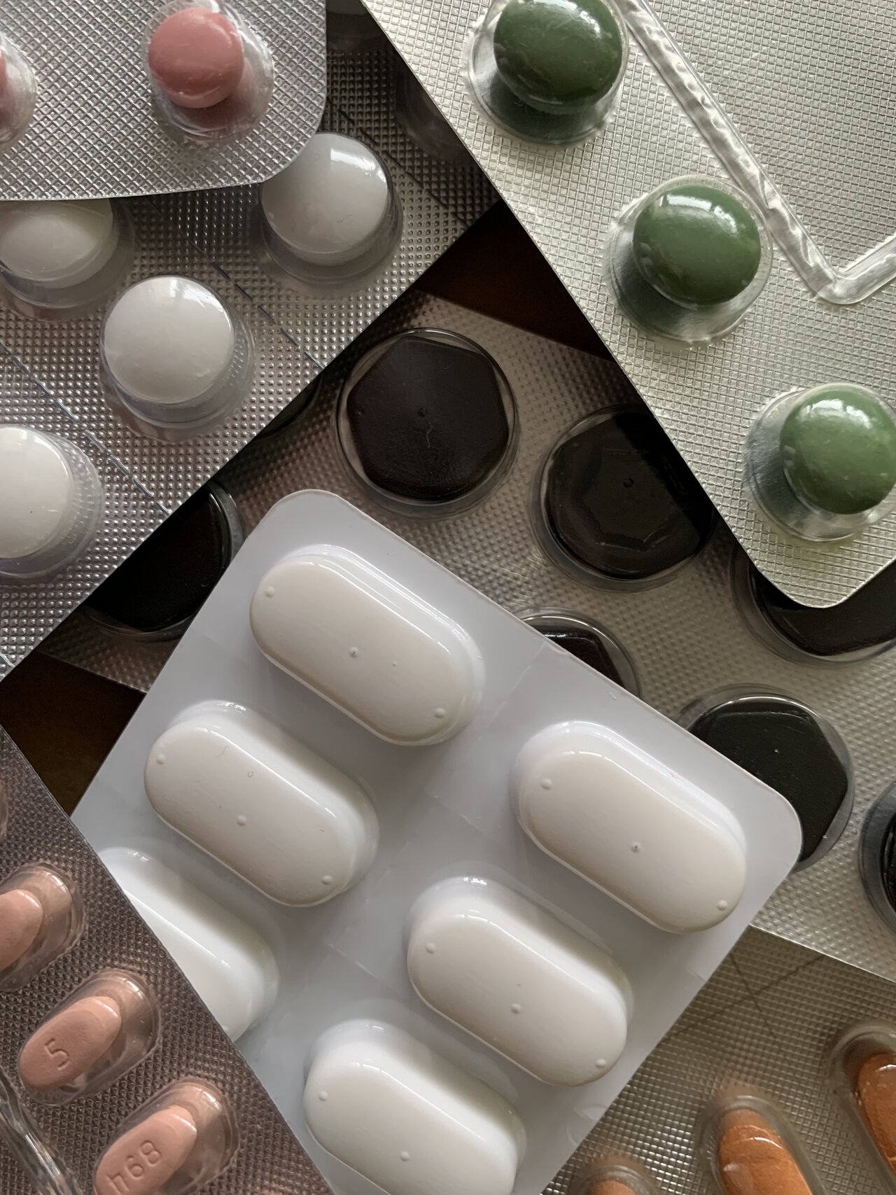 Es sind verschiedene Tabletten in Blistern zu sehen.