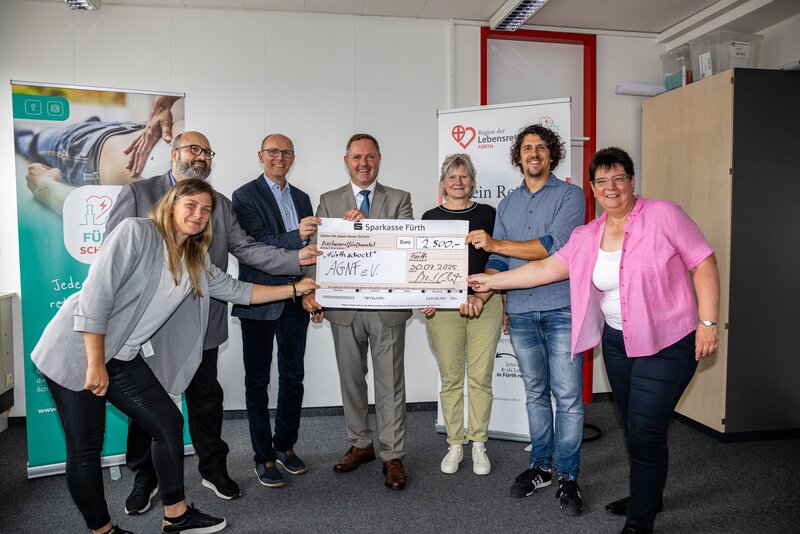 Die Arbeitsgemeinschaft Notfallmedizin Fürth e.V. kann sich für ihr Projekt „Fürth SCHOCKT!“ über eine Spende in Höhe von 2.500 Euro freuen. Im Bild: v.l.n.r. Martina Eckmüller (GesundheitsregionPlus Landkreis Fürth), René Rosenzweig (AGNF e.V.), Michael Bischoff (Stiftungsratsmitglied), Landrat Bernd Obst (Stiftungsratsvorsitzender), Evelyn Mayer (Stiftungsratsmitglied), Sebastian Raps (AGNF e.V.), Renate Krach (Stiftungsratsmitglied)