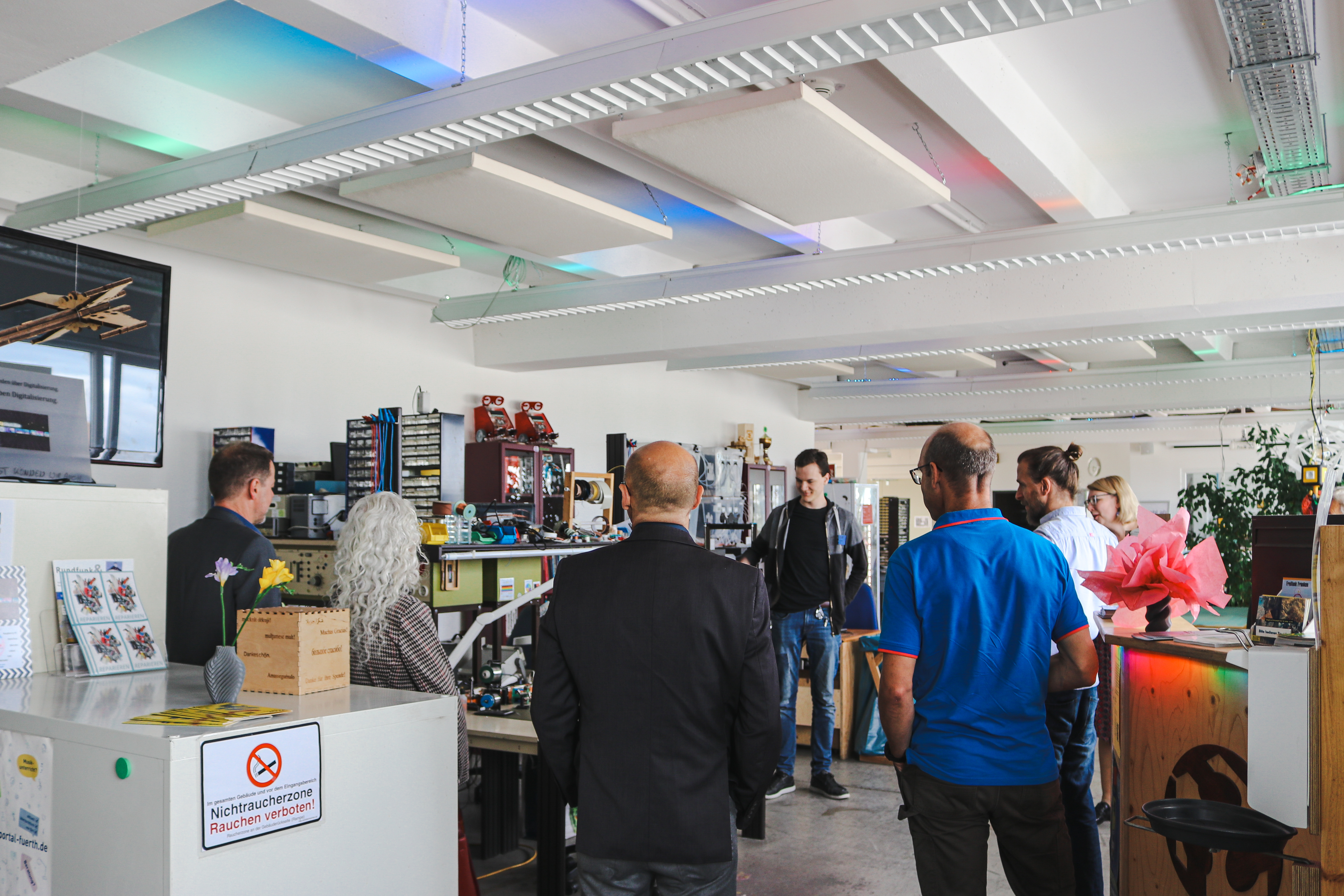Mehrere Personen stehen in einem Büro