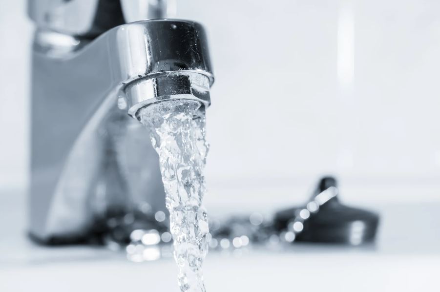 Wasserhahn mit laufendem Wasser