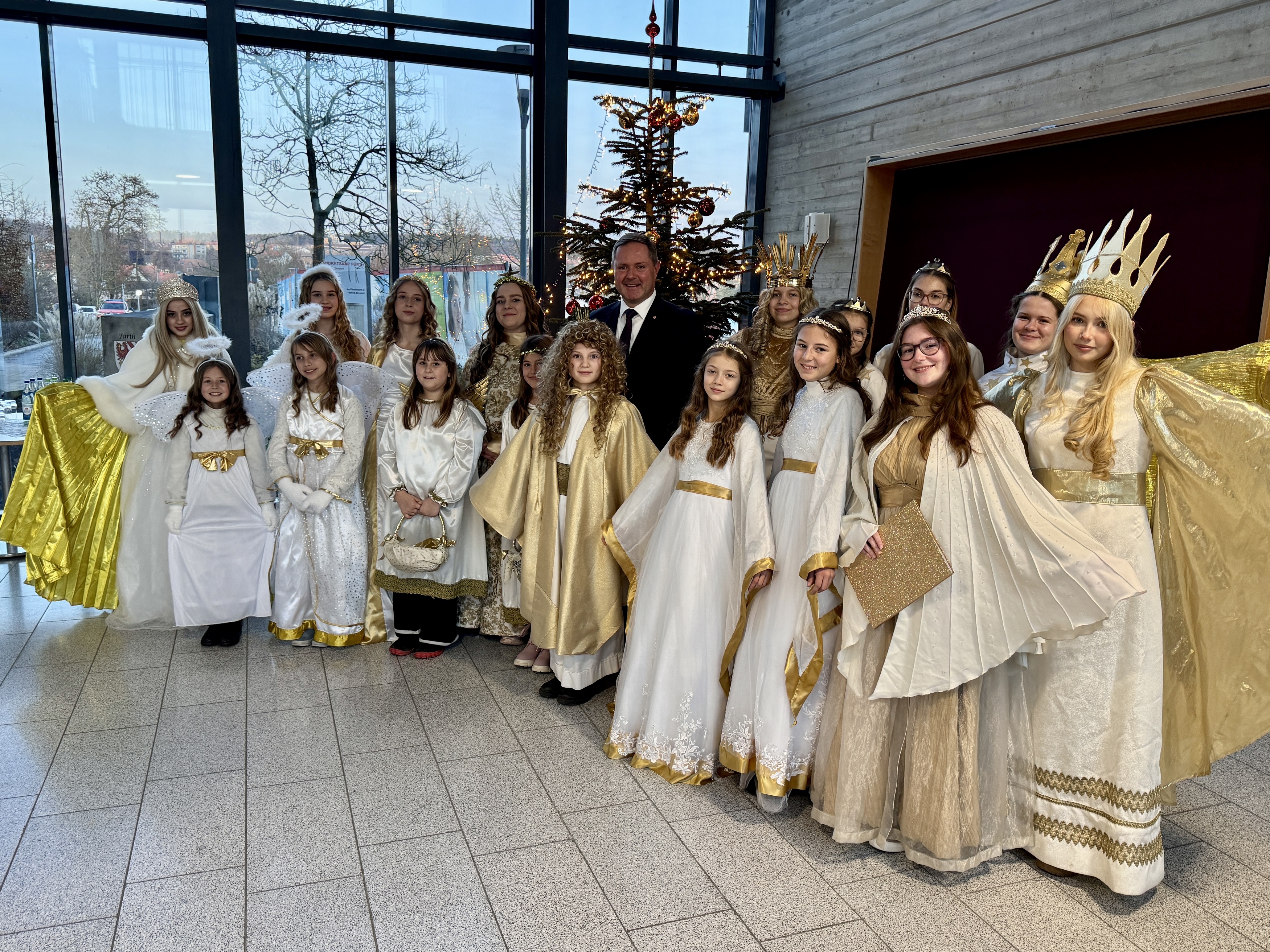 Landrat Bernd Obst steht inmitten der Gruppe der Christkinder