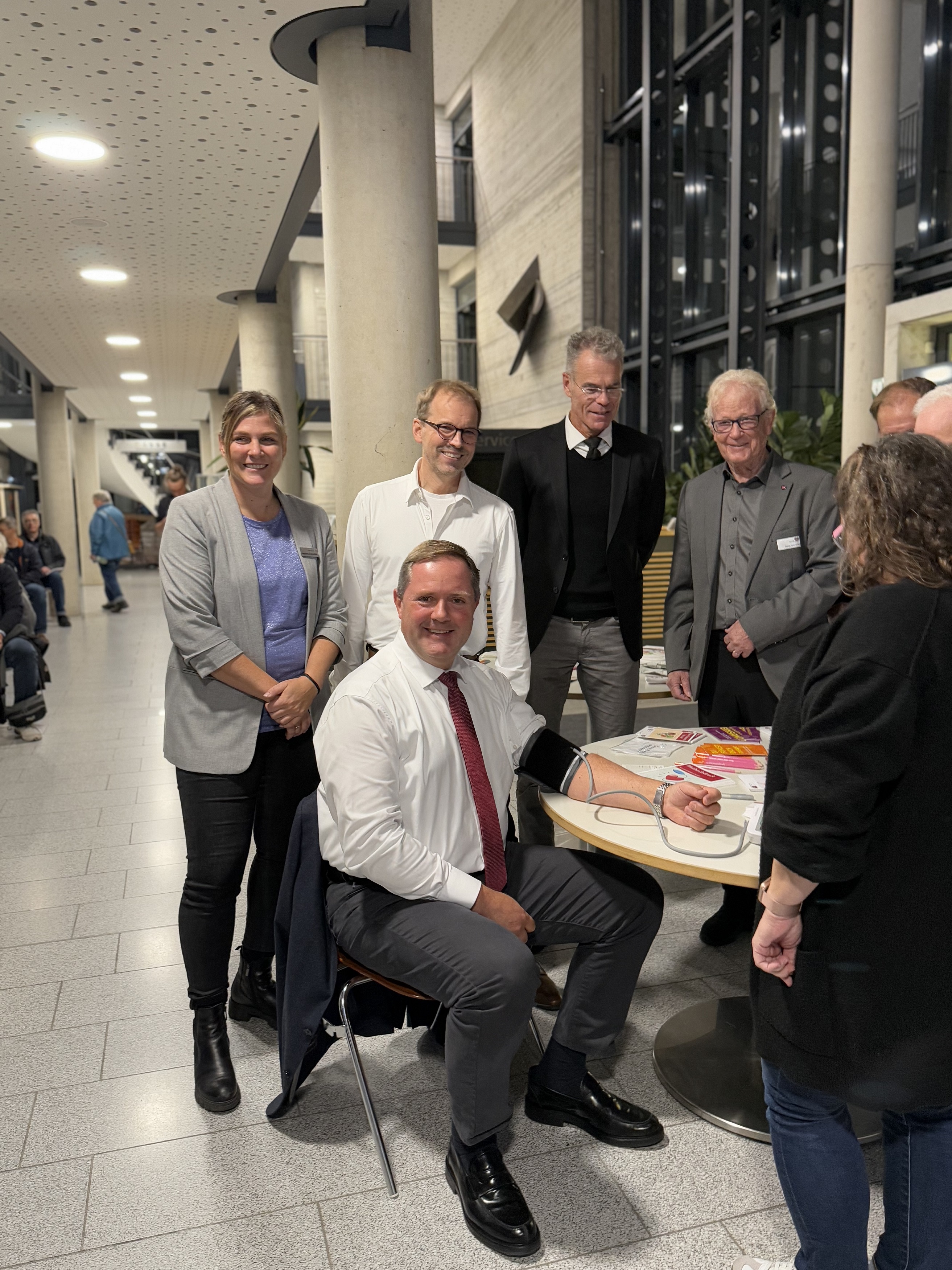 Das Foto zeigt Landrat Bernd Obst beim Blutdruckmessen.