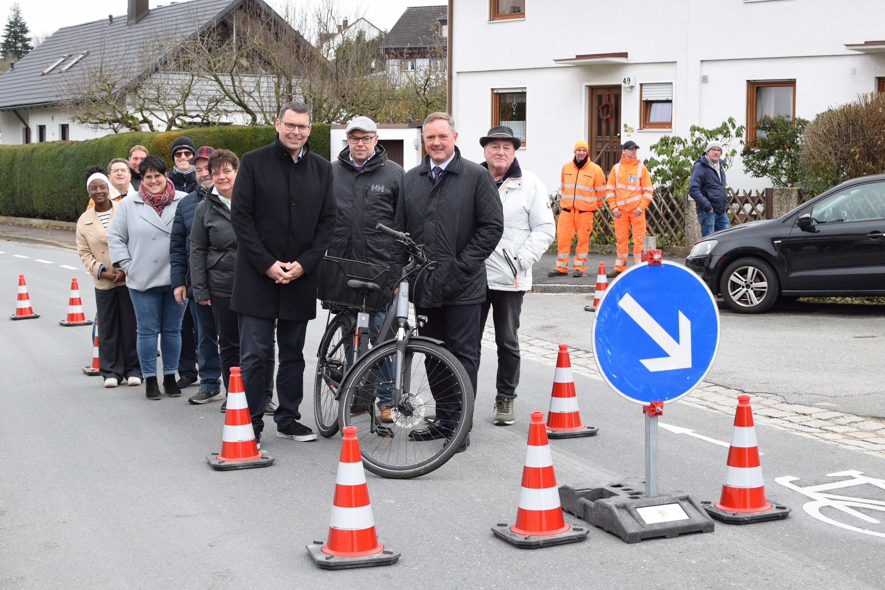 Personengruppe steht auf der Straße