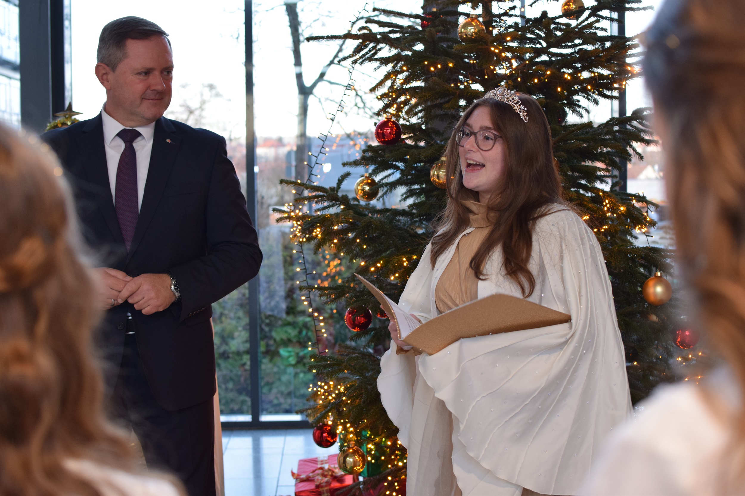 Ein Christkind liest den Prolog vor