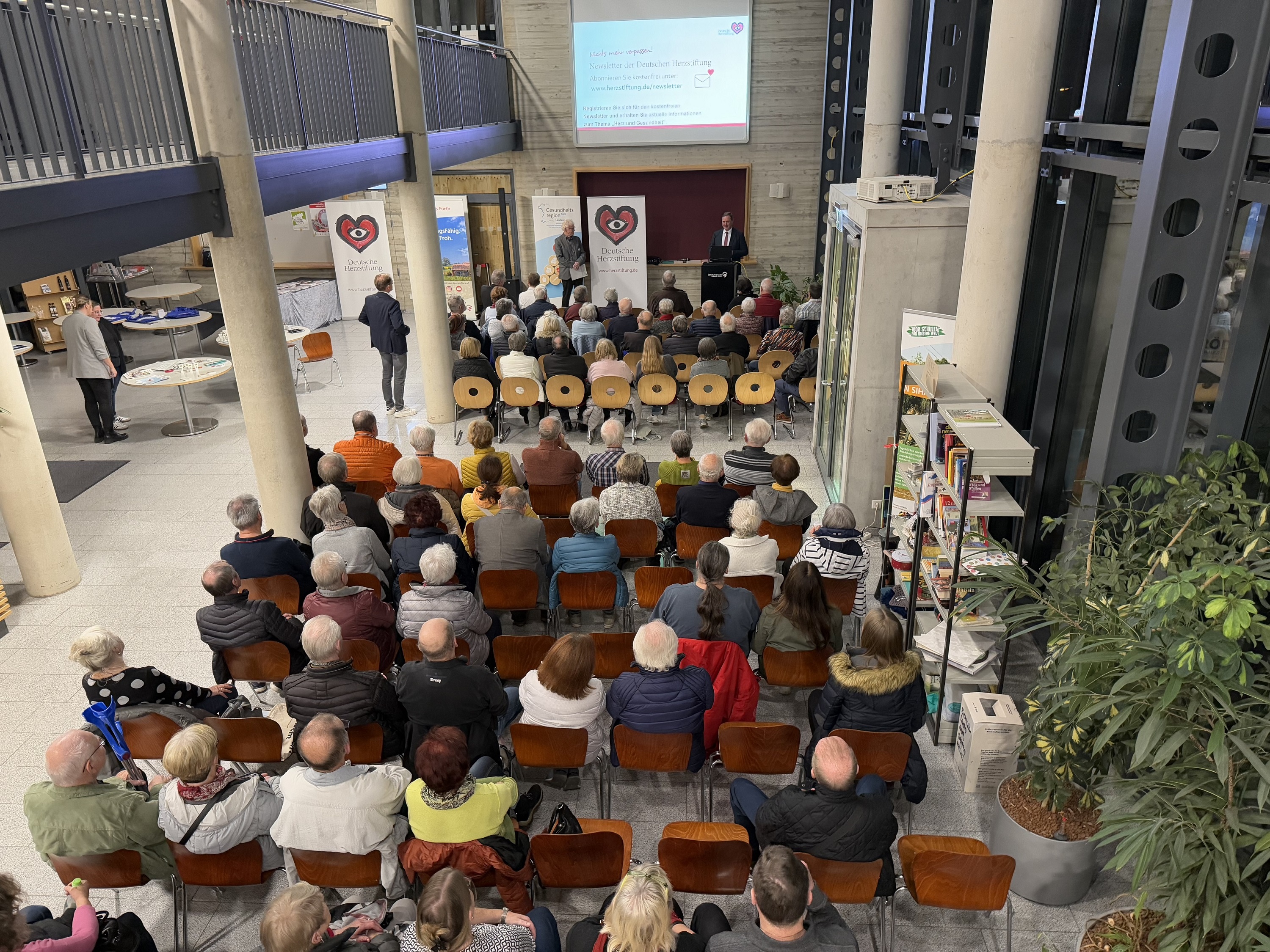 Foto zeigt das Publikum zum Herzseminar