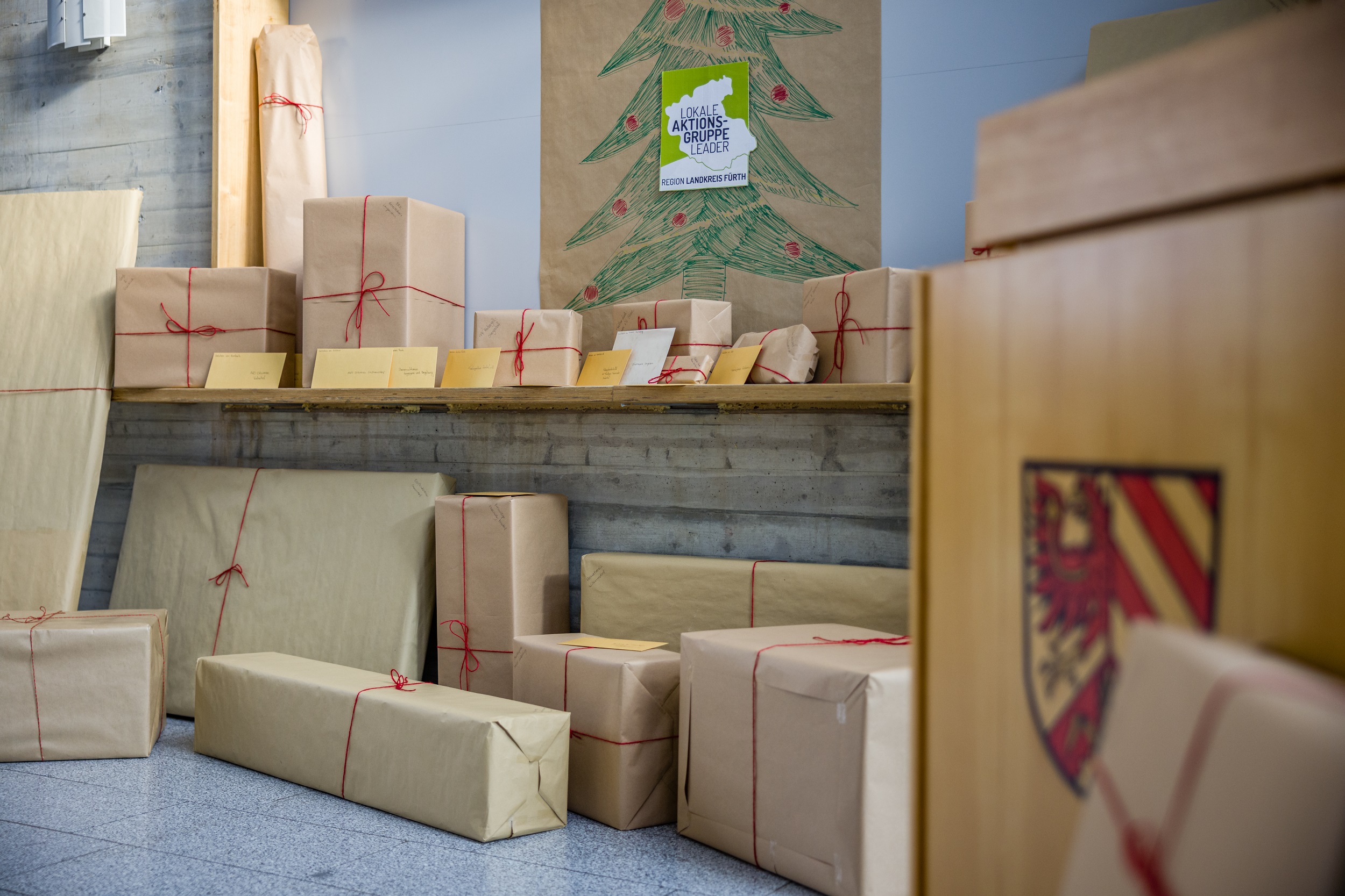Viele Geschenke stehen zur Abholung bereit.