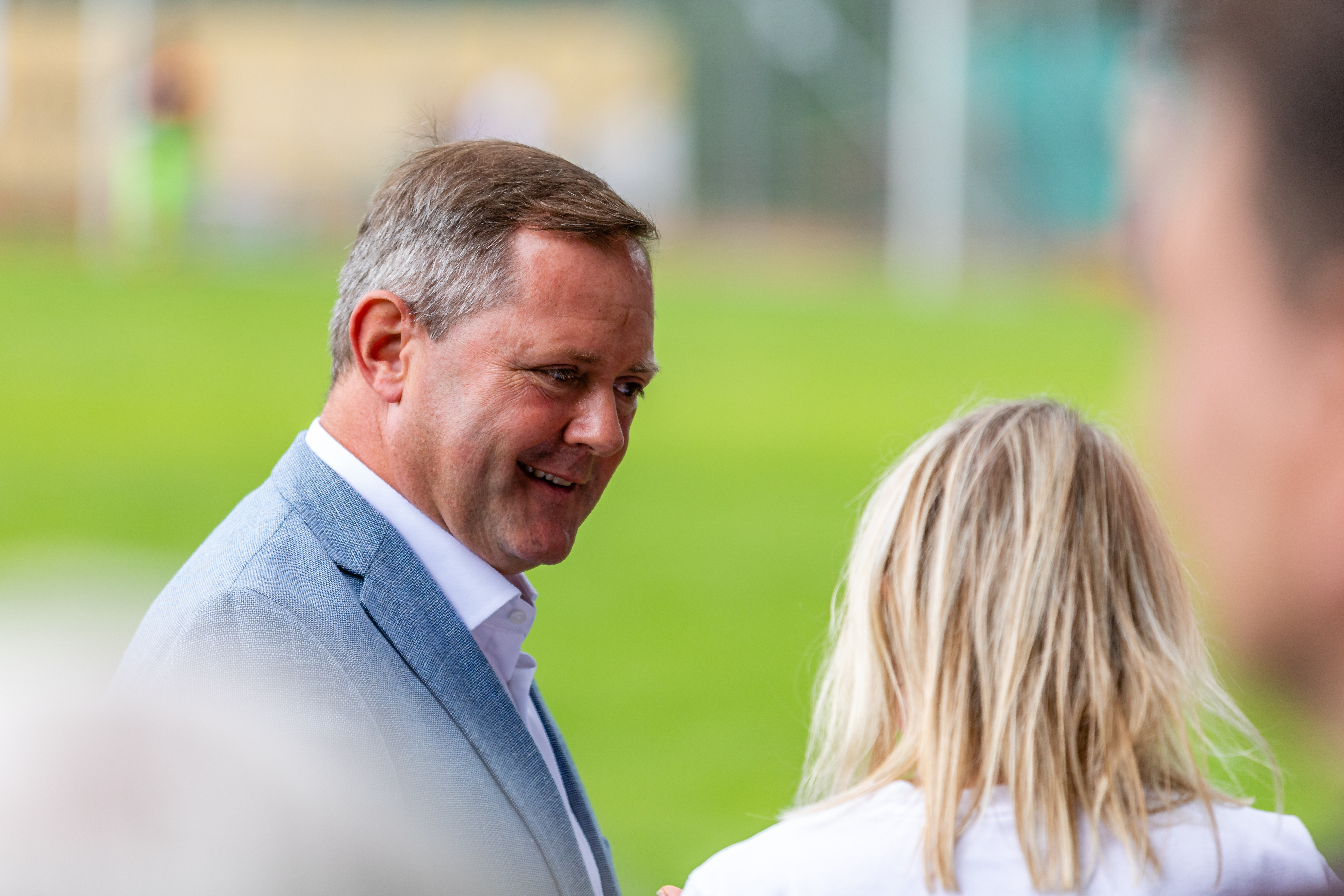 Landrat Bernd Obst im Gespräch.
