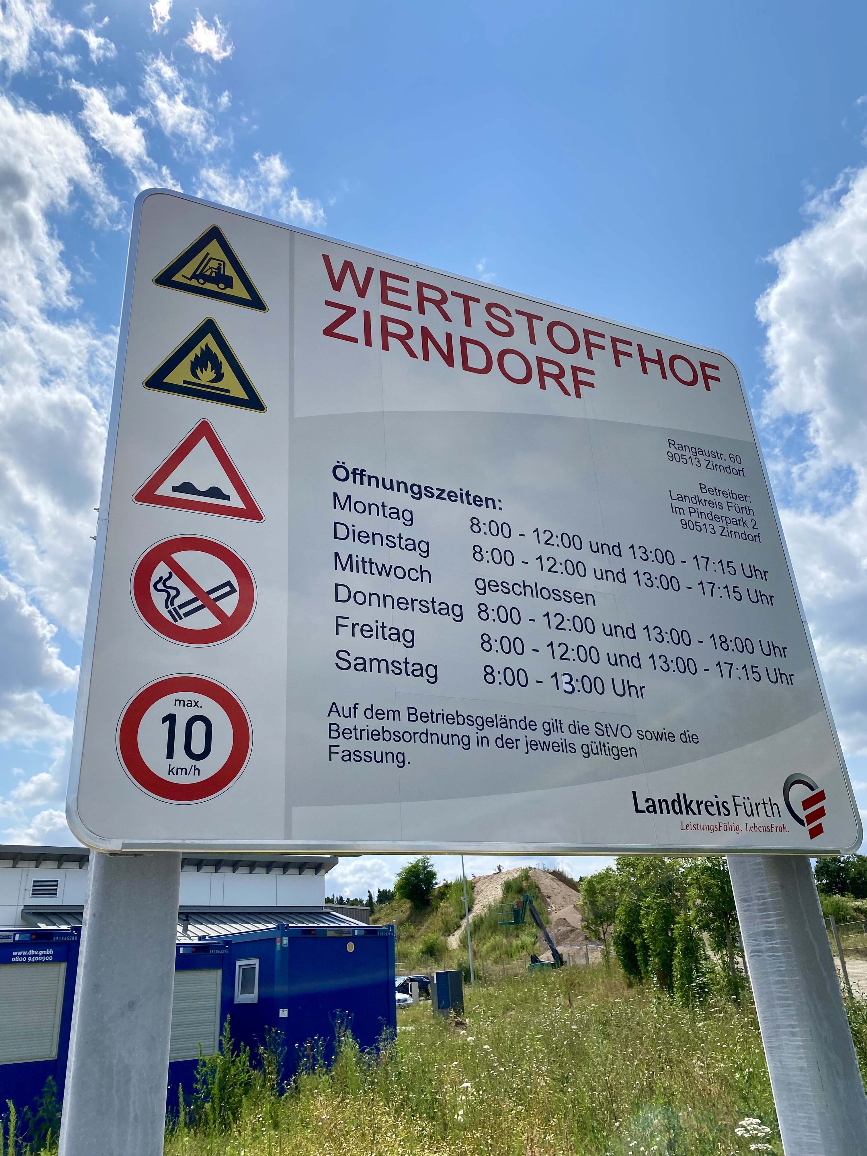Das Bild zeigt ein Schild vom Wertstoffhof in Zirndorf mit den regulären Öffnungszeiten: Montag, Dienstag und Freitag: 08.00 - 12.00 Uhr und 13.00 - 17:15 Uhr;  Donnerstag: 08.00 - 12.00 und 13.00 - 18.00 Uhr;  Samstag: 08:00 - 13.00 Uhr 