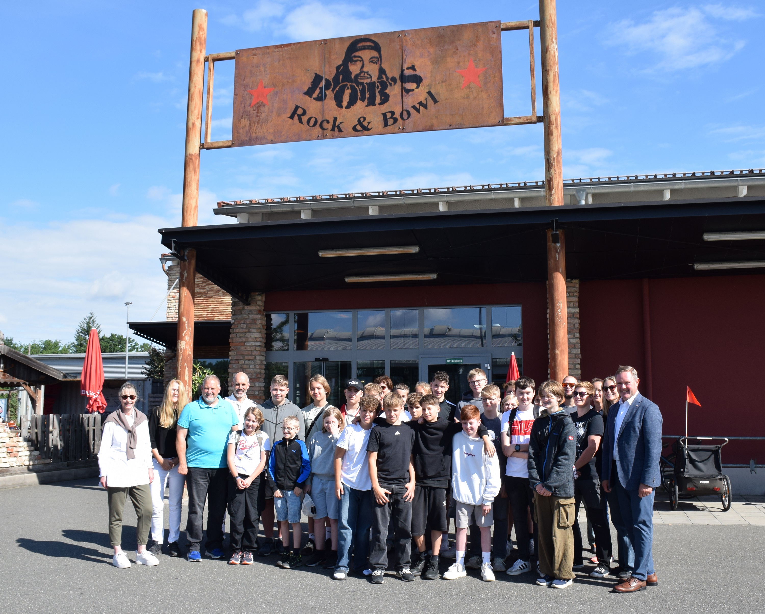 Gruppenbild: Die Schülerlotsen konnten bei Bob´s Bowling in Fürth einen tollen Tag verbringen. 