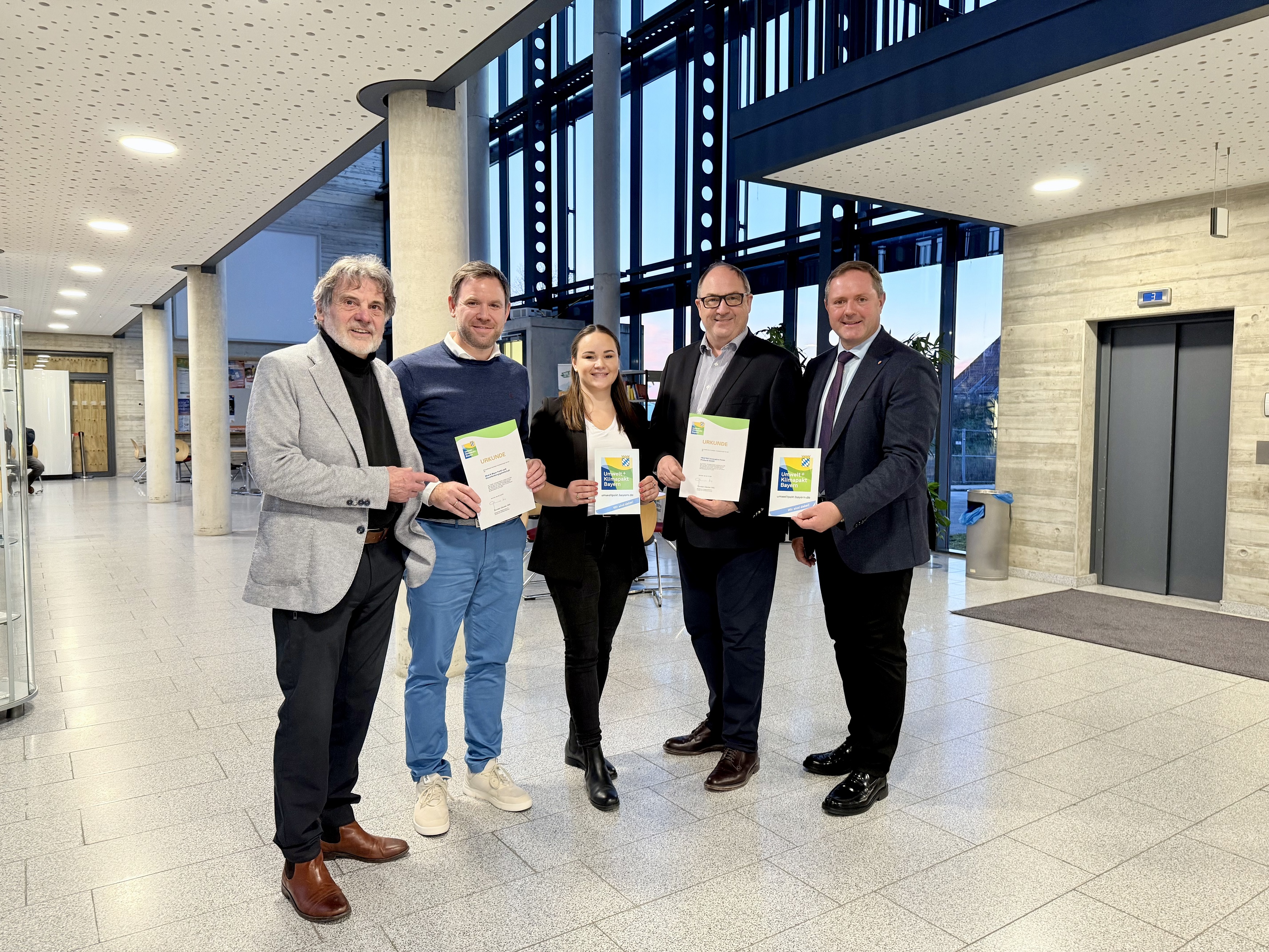 Im Bild (v.l.n.r.): Norbert Schikora, zweiter Bürgermeister Stadt Oberasbach, Jürgen Wust, Wirtschaftsprüfer und Steuerberater, Katharina Máté, Marketing Prüfrex GmbH, Mark Ryan, Geschäftsführer Prüfrex GmbH und Landrat Bernd Obst.
