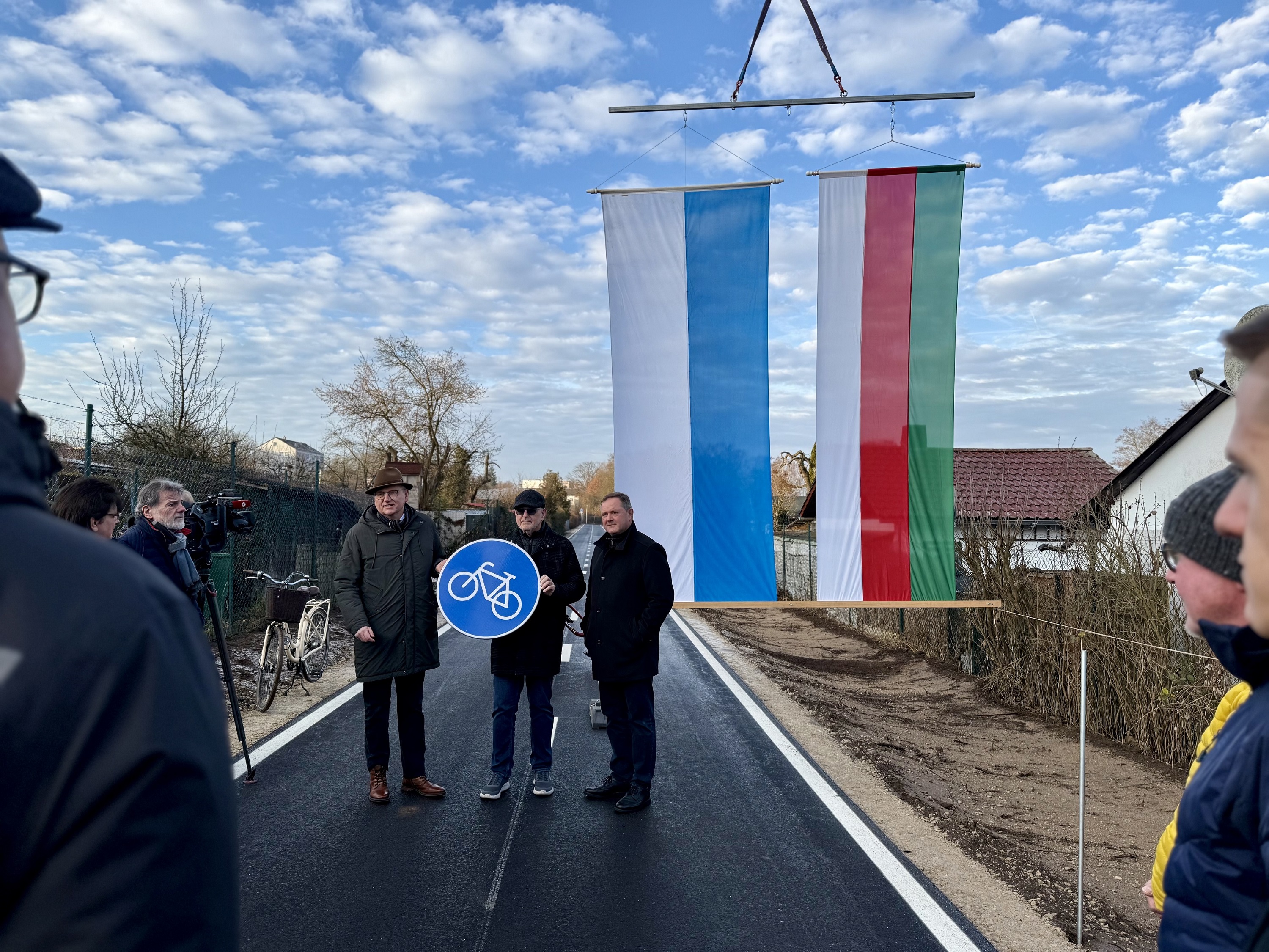 Andreas Eisgruber, Staatliches Bauamt Nürnberg (li.) und Landrat Bernd Obst (re.) übergaben das fertiggestellte Teilstück des Radweges an Zirndorfs Bürgermeister Thomas Zwingel. 