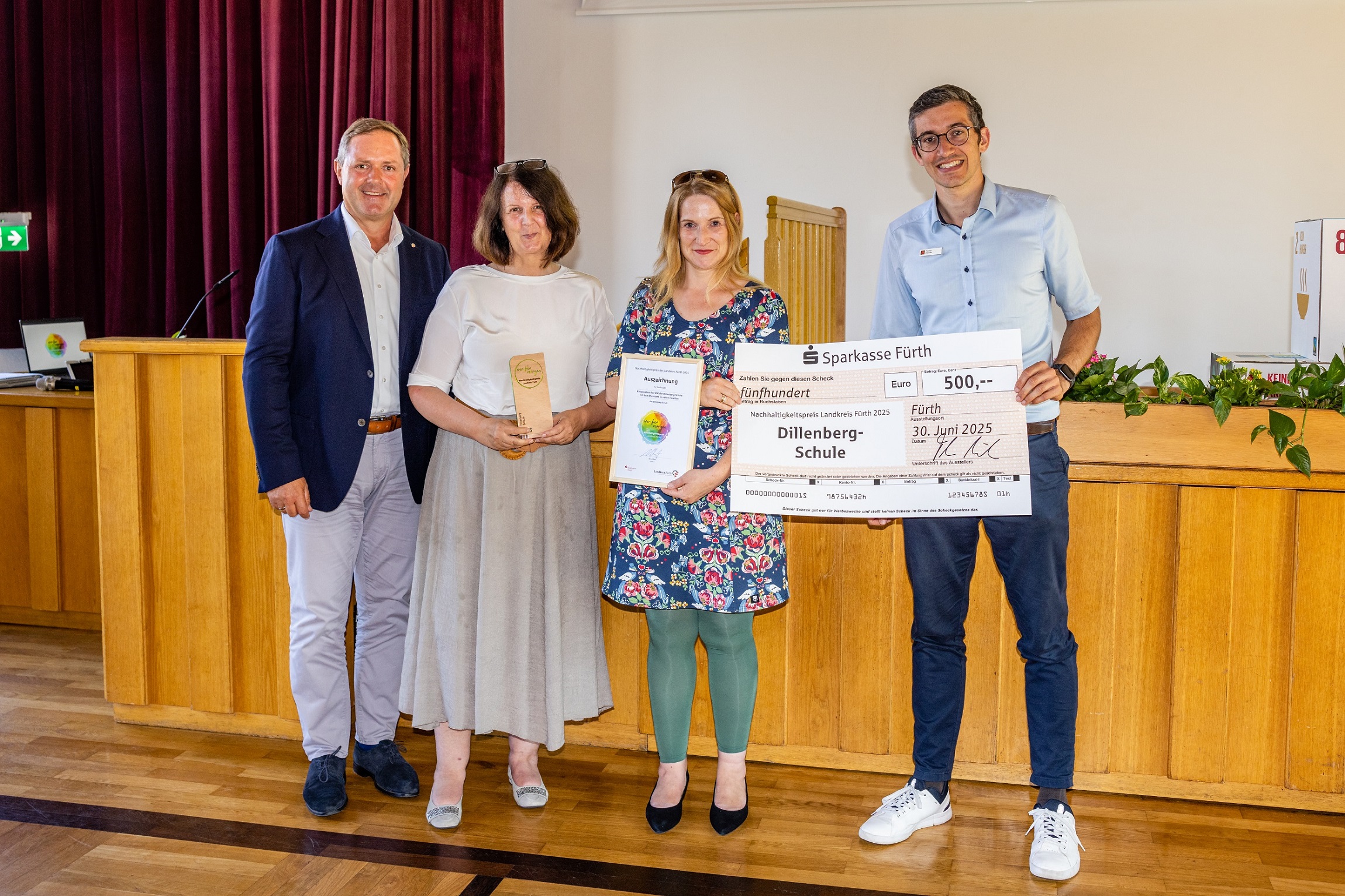 Gruppenfoto der  Dillenberg Schule mit dem Nachhaltigkeitspreis