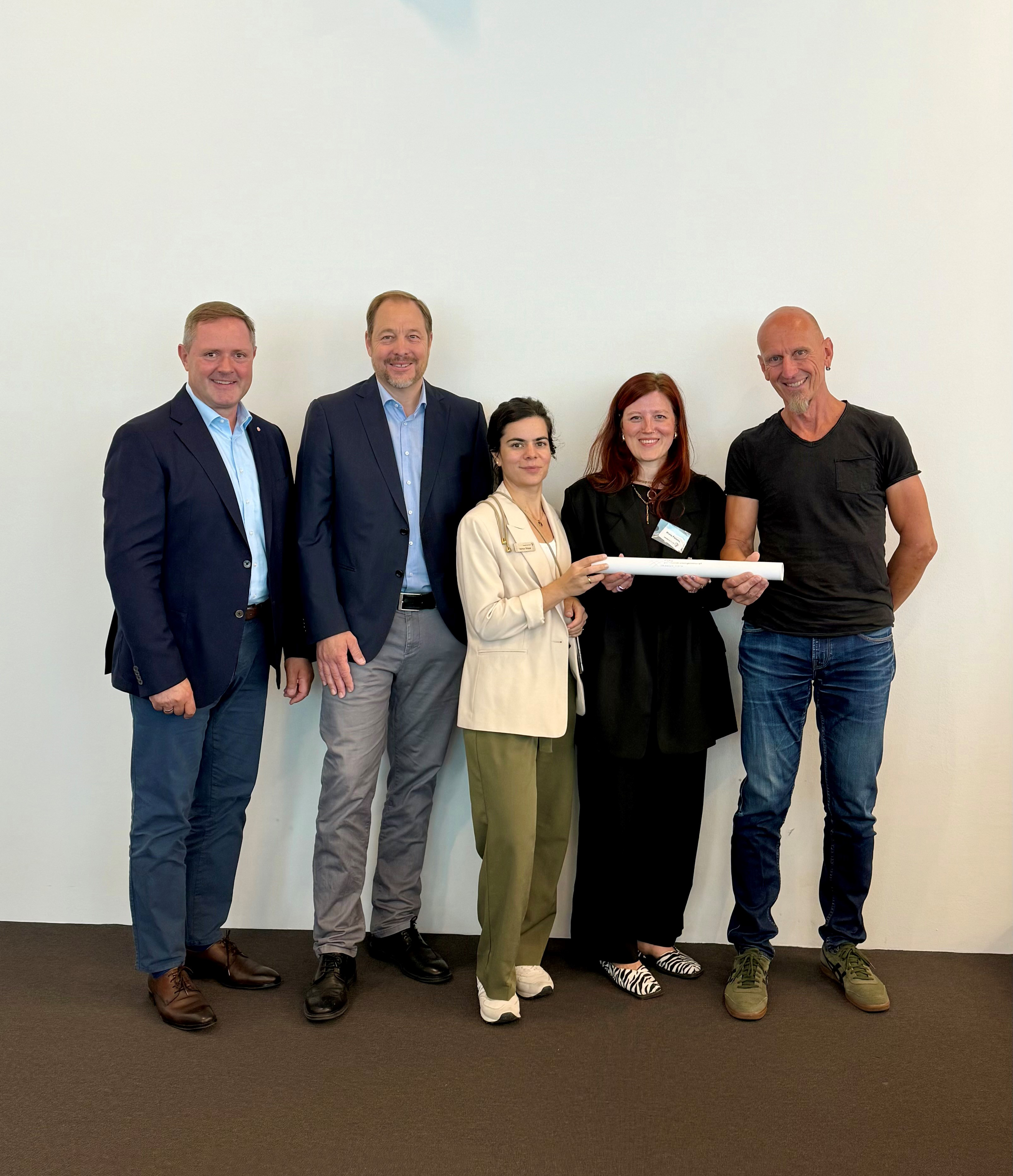 Im Bild v.l.n.r.: Landrat Bernd Obst (Landratsamt Fürth), Tobias Limbrunner (Vorstand PSAG ER-FÜ, Wabe e.V.), Tansu Shaw (Geschäftsführerin PSAG ER-FÜ, Landratsamt Fürth – Sozialpädagogischer Dienst), Sheila Fleissner (Geschäftsführerin PSAG ER-FÜ, Landratsamt Fürth – Sozialpädagogischer Dienst), Günther Engel (Vorstand PSAG ER-FÜ, Psychosoziale Beratungsstelle der Caritas Fürth)