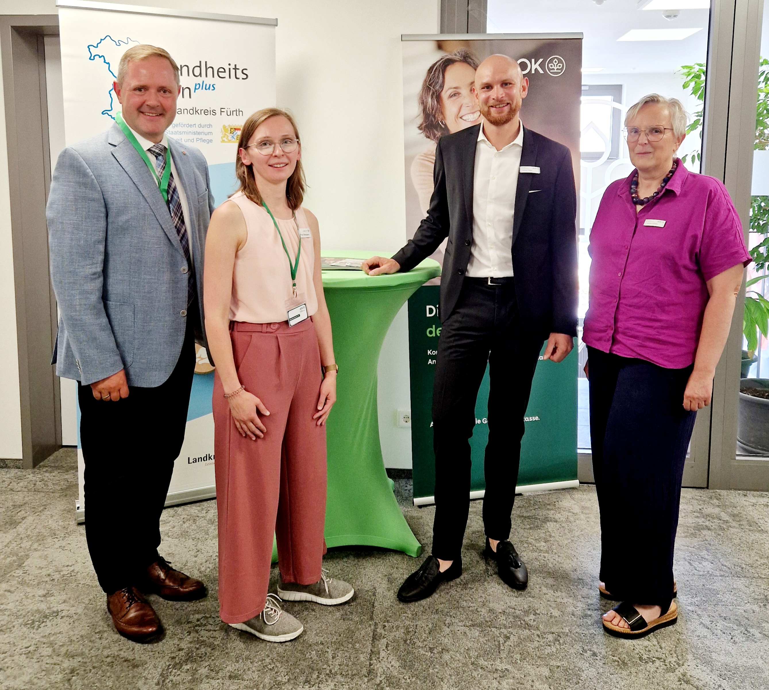 Im Bild: v.l.n.r. Landrat Bernd Obst, Hildegund Stenglein, GesundheitsregionPlus Landkreis Fürth, Andreas Kaiser, Direktor der AOK in Mittelfranken und Dorothea Willberg, AOK-Gesundheitssexpertin Foto: AOK Bayern