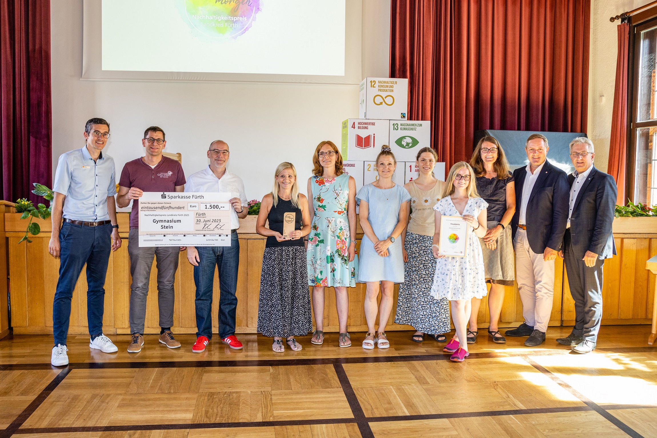 Gruppenfoto des Gymnasium Steins mit dem Nachhaltigkeitspreis