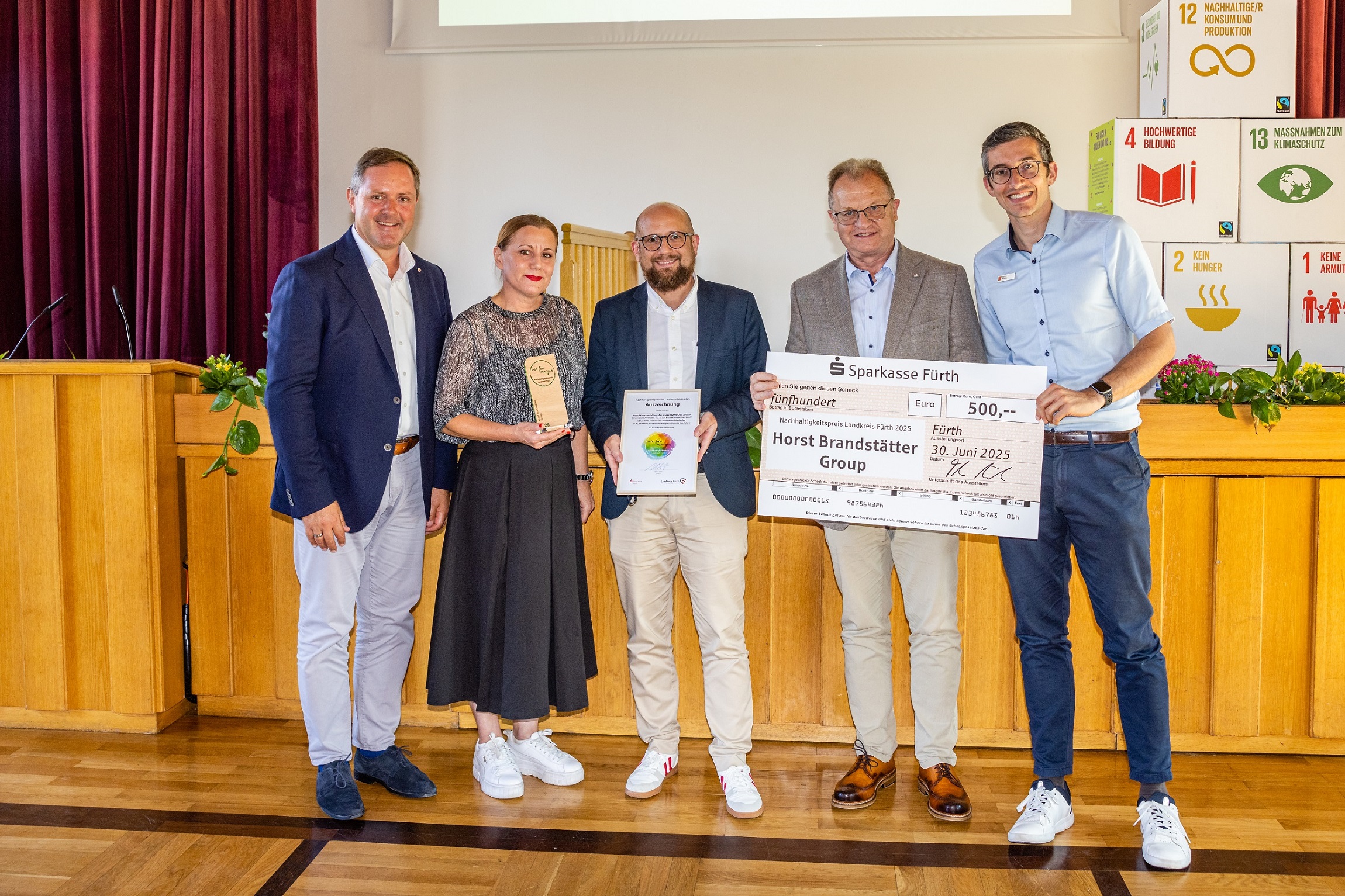Gruppenfoto der Brandstätter Group mit dem Nachhaltigkeitspreis