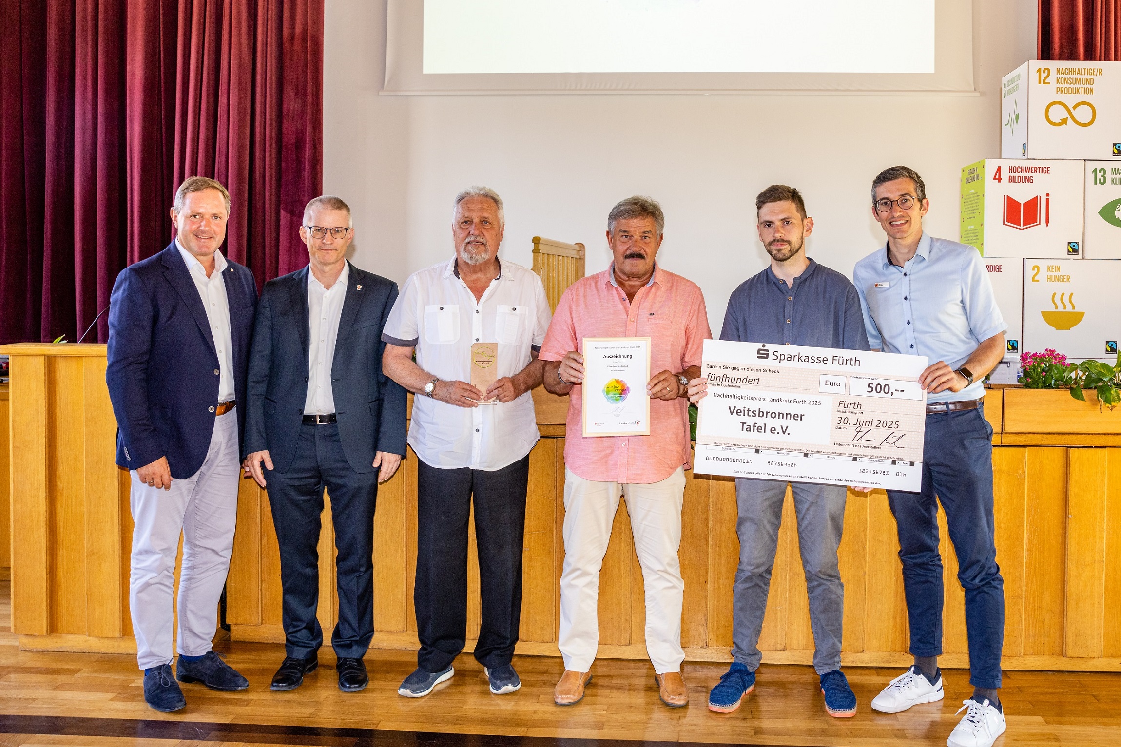 Gruppenfoto der Veitsbronner Tafel mit dem Nachhaltigkeitspreis
