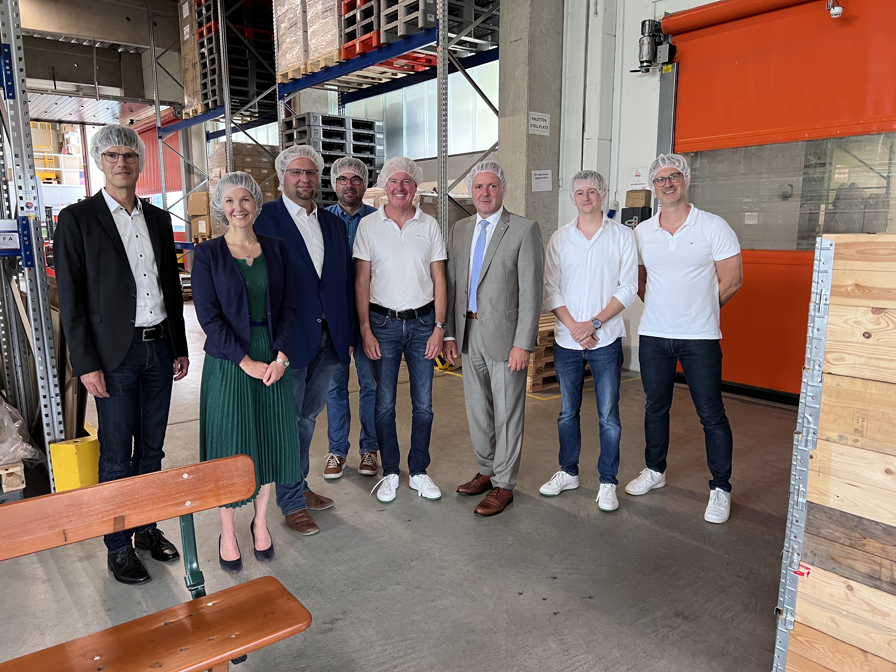 Auf dem Foto sind zu sehen, v.l.n.r. Thomas Dippold, Agentur für Arbeit Fürth, Joanna Bacik, Regional- und Wirtschaftsförderung Landkreis Fürth, Christian Ell, 2. Bürgermeister Stadt Langenzenn, Christian Jeschke, Prokurist Ströbel GmbH, Rainer Ströbel, Geschäftsführer, Landrat Bernd Obst, Martin Ströbel, Geschäftsleitung und Matthias Mandel, Prokurist Ströbel GmbH