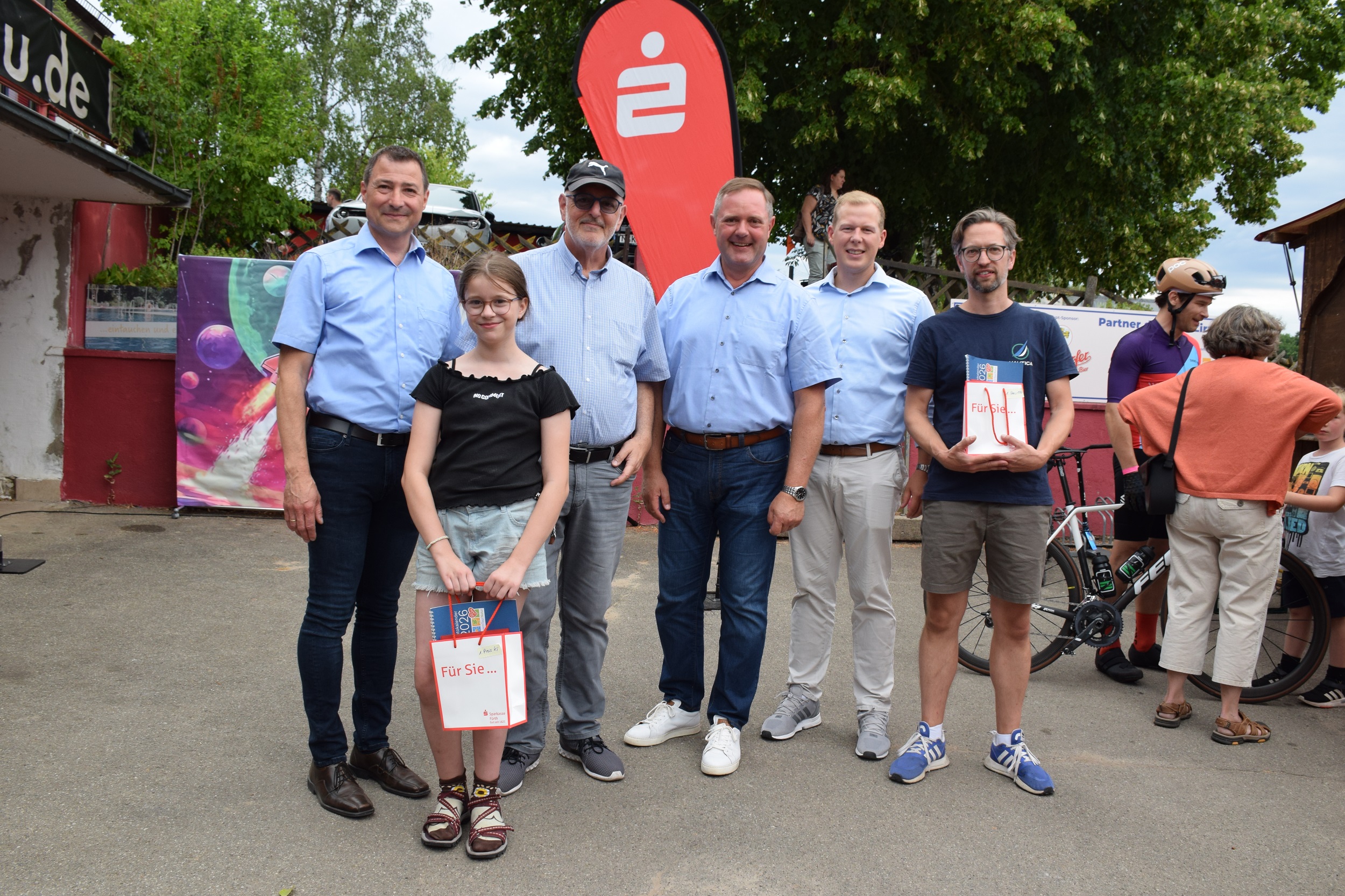 Das Bild zeigt die Gewinner mit Vertretern der Veranstaltung