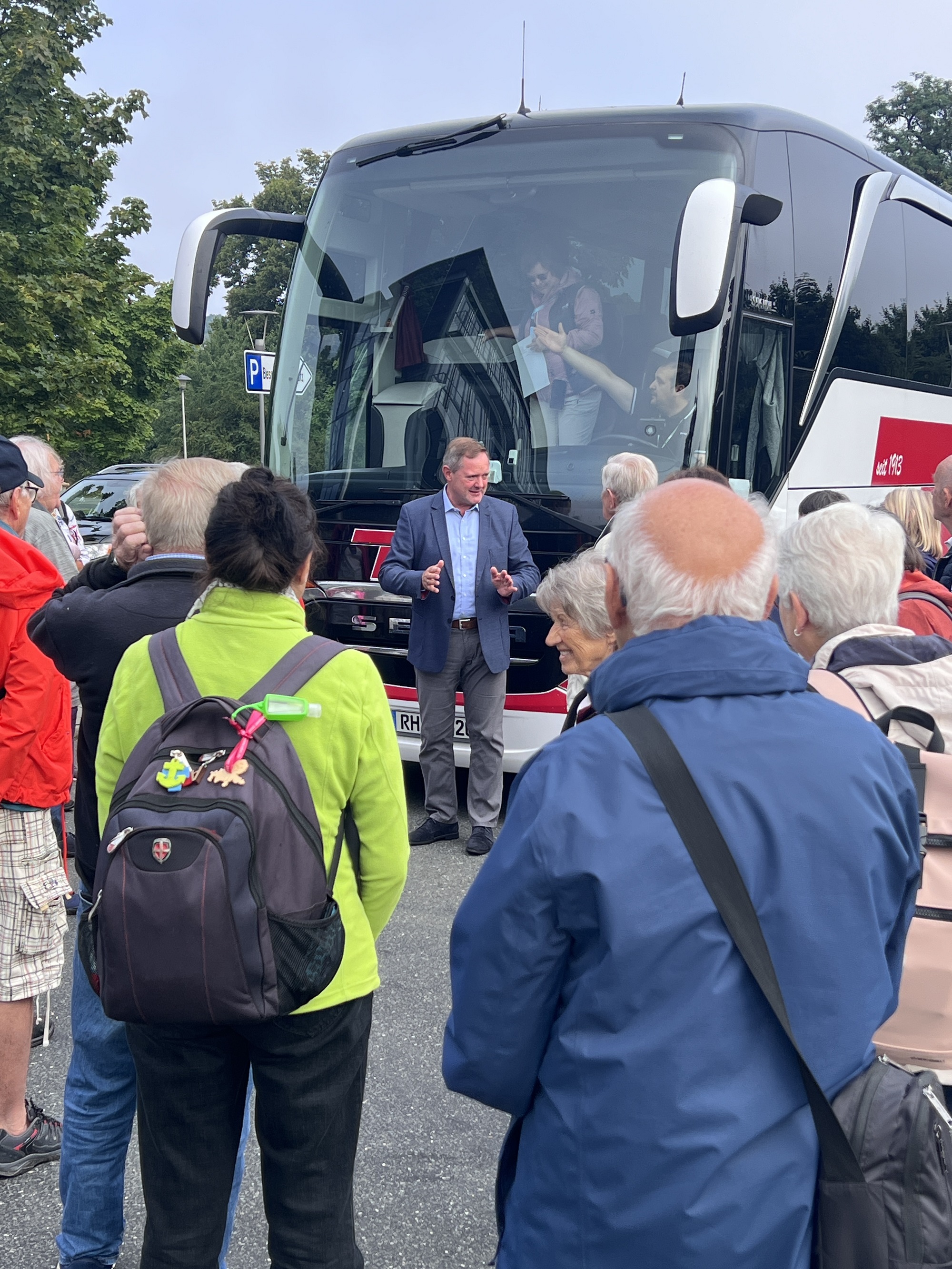 Landrat Bernd Obst begrüßte die knapp 50 Teilnehmerrinnen und Teilnehmer zum Start der diesjährigen Heimattour.