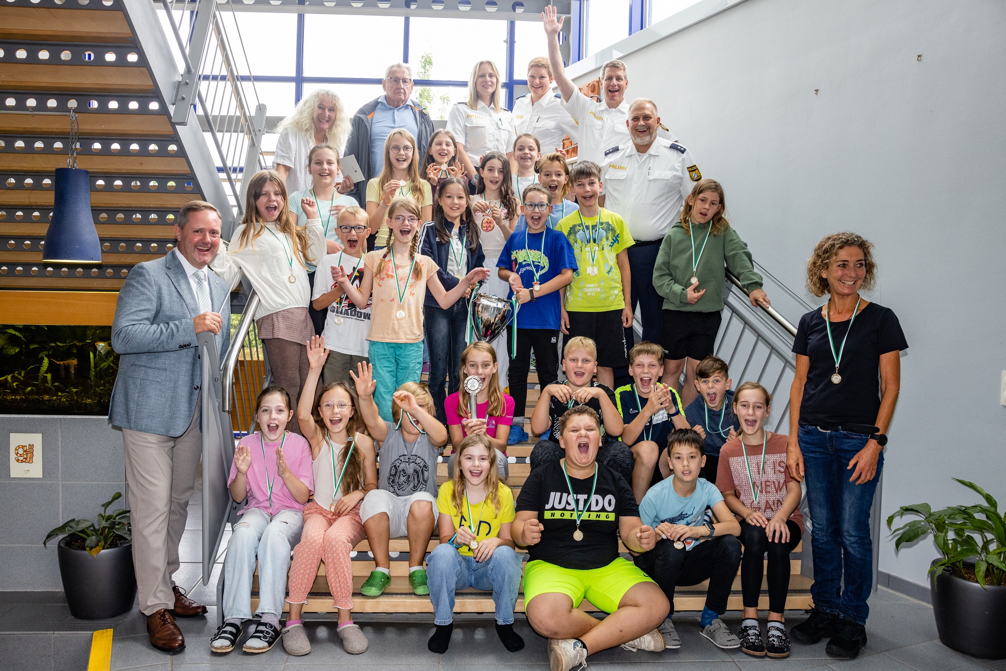 Große Freude an der Rangau-Grundschule in Egersdorf: Die Klasse 4b unter Leitung von Frau Bunke holte sich den Wanderpokal.