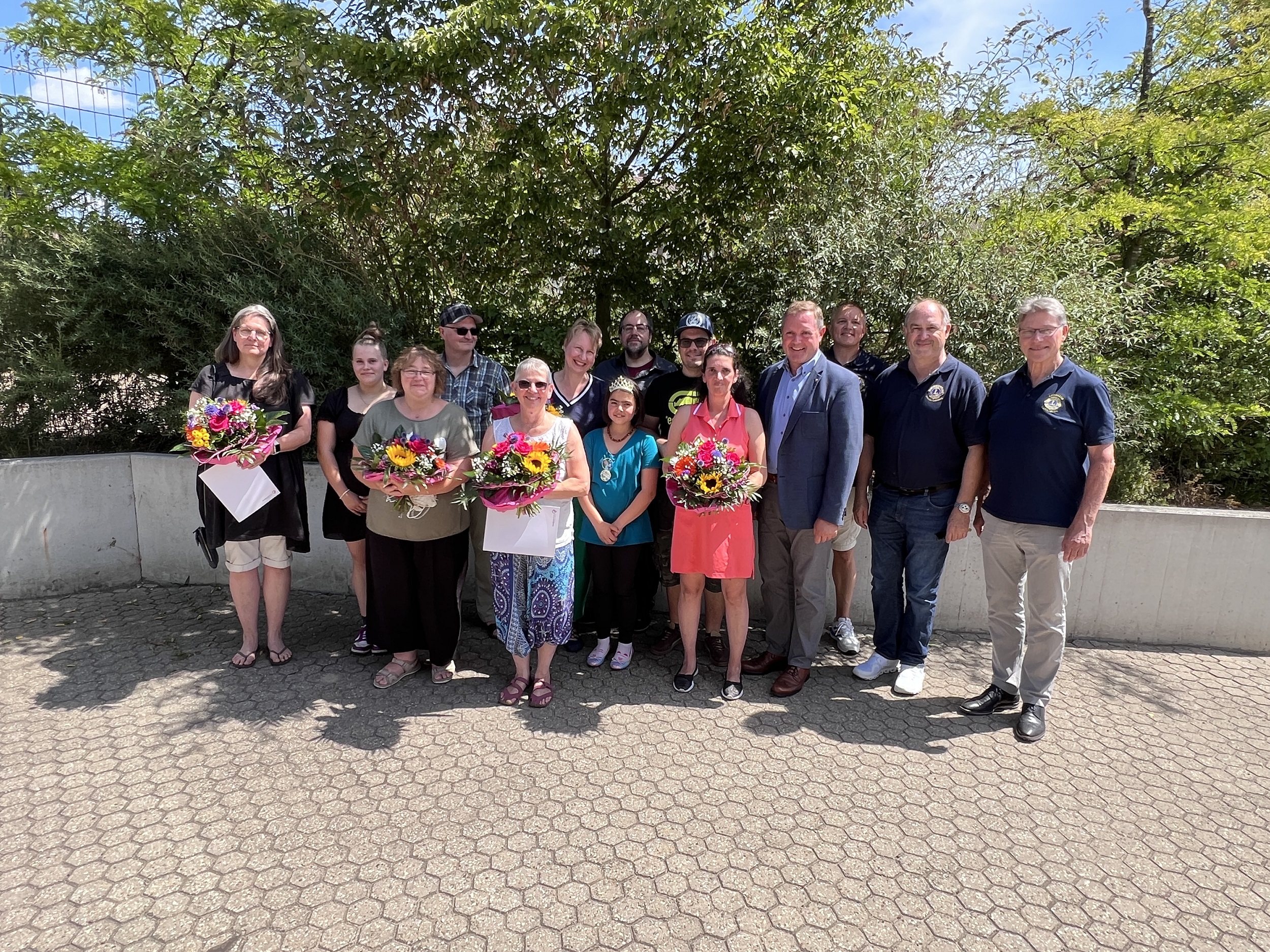 Gruppenbild der Pflegeeltern mit Landrat Bernd Obst