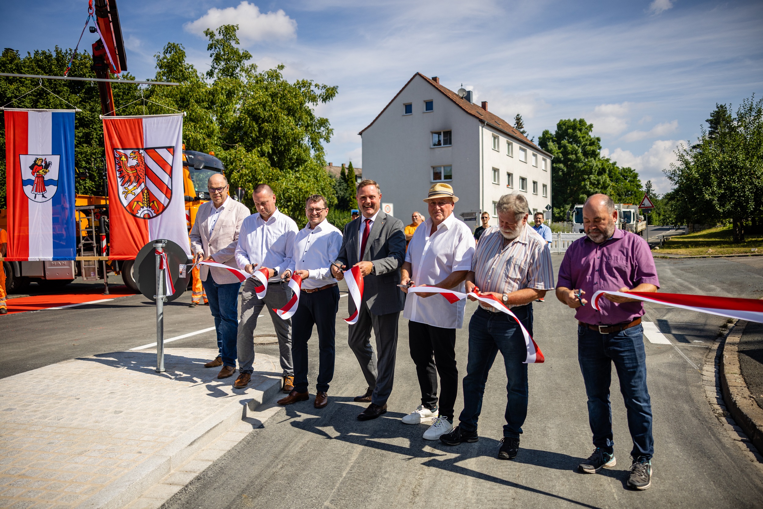 Landrat Bernd Obst konnte gemeinsam mit Richard Redlingshöfer, Gemeinderat Veitsbronn (2.v.l.),  sowie Obermichelbachs Bürgermeister Bernd Zimmermann (3.v.l.) und Vertretenden der Kreistagsfraktionen sowie des staatlichen Bauamts die offizielle Verkehrsfreigabe vornehmen